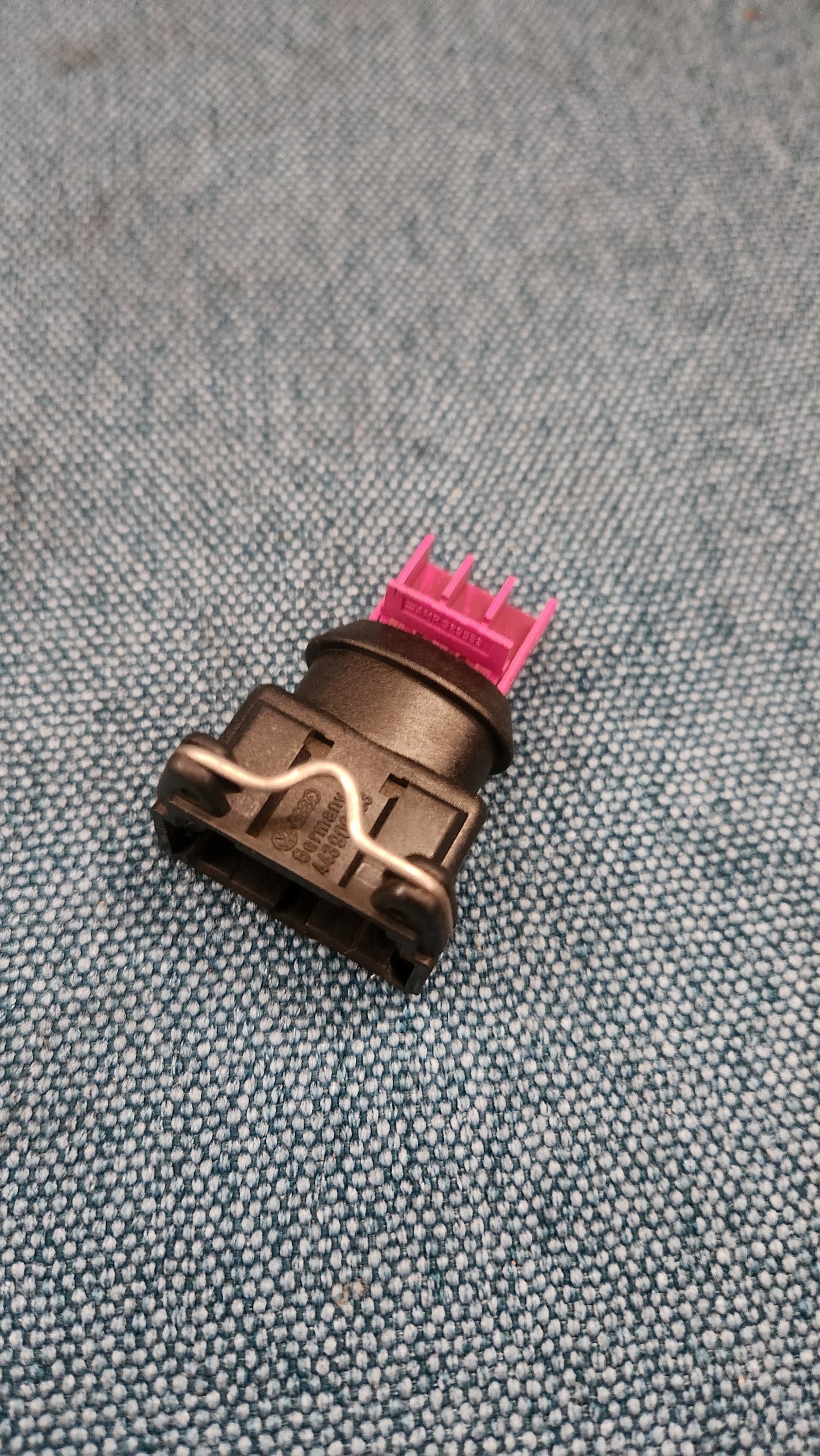 Flachkontakt Steckergehäuse 3 Pin T2/T3 Bus/Typ 4/Golf/Jetta/1/2/3/4/Vento/Bora/Corrado/Caddy 2 9KV/LT/1/2/New Beetle/Passat B3/B4/3B/BG/Polo/6N/9N/Phaeton/Sharan/Touareg/Scirocco 2/Audi 80/90/B3/B4/100/200/C3/C4/A4/B5/B6/TT/V8 443906233 Nos M9
