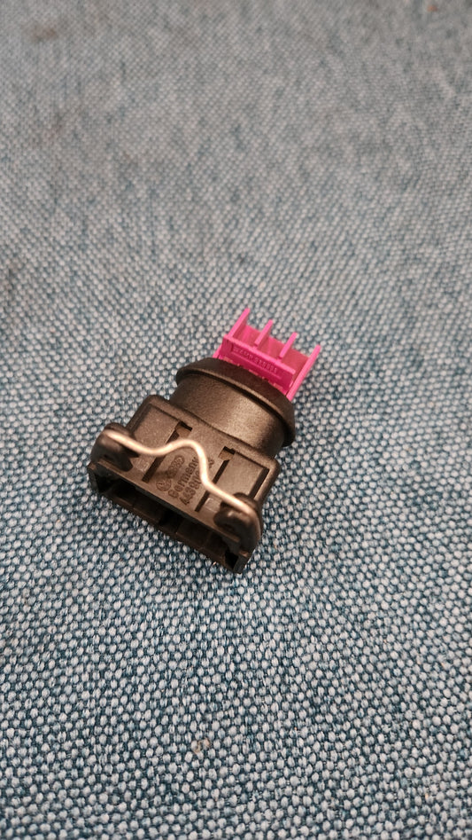 Flat Contact Plug Housing 3 Pin T2/T3 Bus/Type 4/Golf/Jetta/1/2/3/4/Vento/Bora/Corrado/Caddy 2 9KV/LT/1/2/New Beetle/Passat B3/B4/3B/BG/Polo/6N/9N/Phaeton/Sharan/Touareg/Scirocco 2/Audi 80/90/B3/B4/100/200/C3/C4/A4/B5/B6/TT/V8 443906233 Nos M9