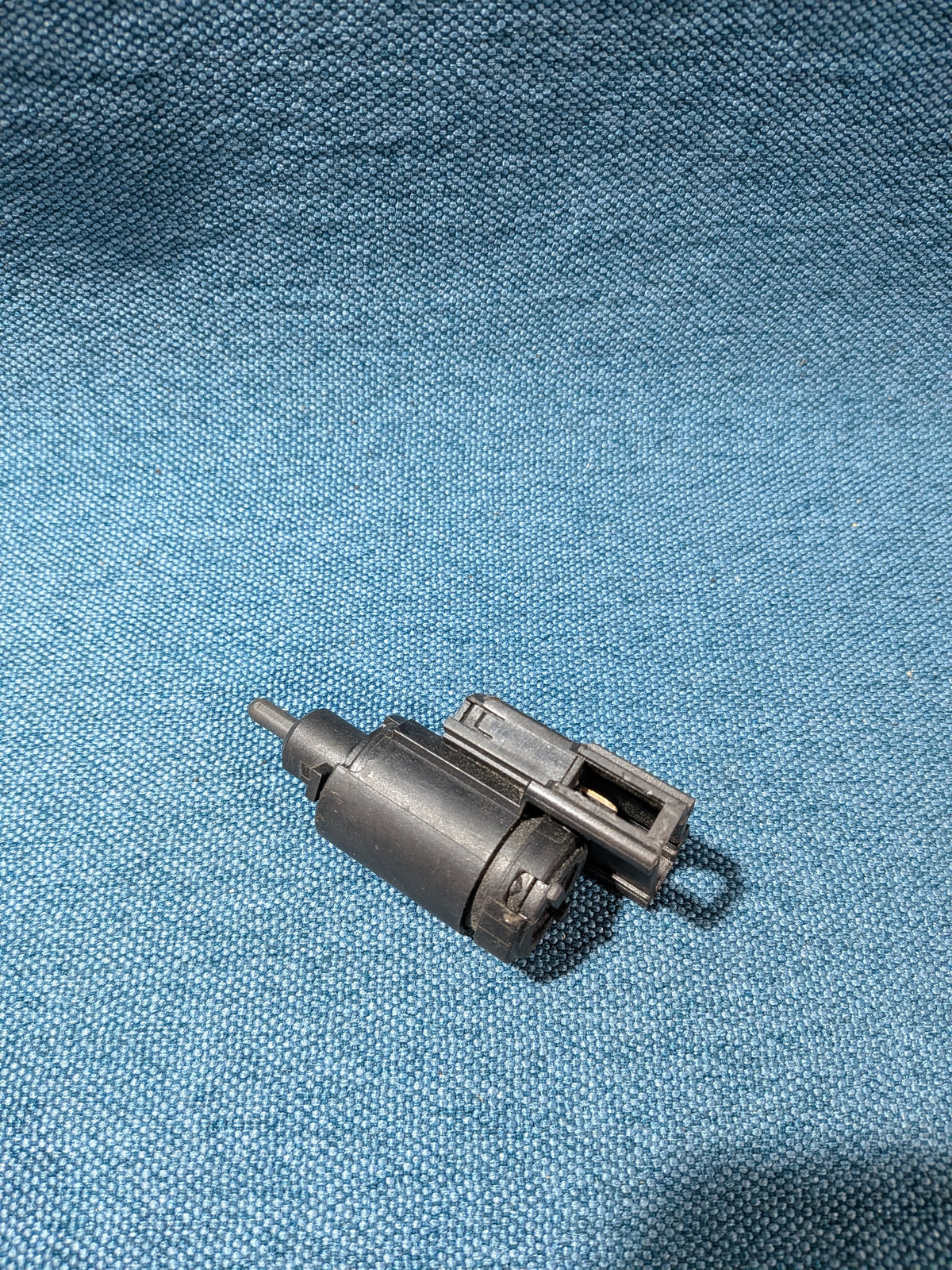 Brake light switch Golf4/Bora/Fox/Lupo/Polo/6N/9N/Sharan/Touareg/T5 Bus/Audi A3/8L/8P/A4/B5/B6/TT 1J0945511B Used A24