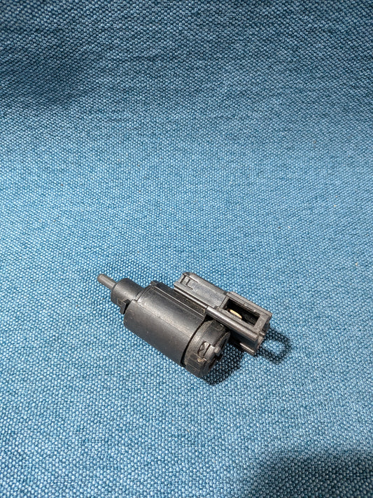 Brake light switch Golf4/Bora/Fox/Lupo/Polo/6N/9N/Sharan/Touareg/T5 Bus/Audi A3/8L/8P/A4/B5/B6/TT 1J0945511B Used A24