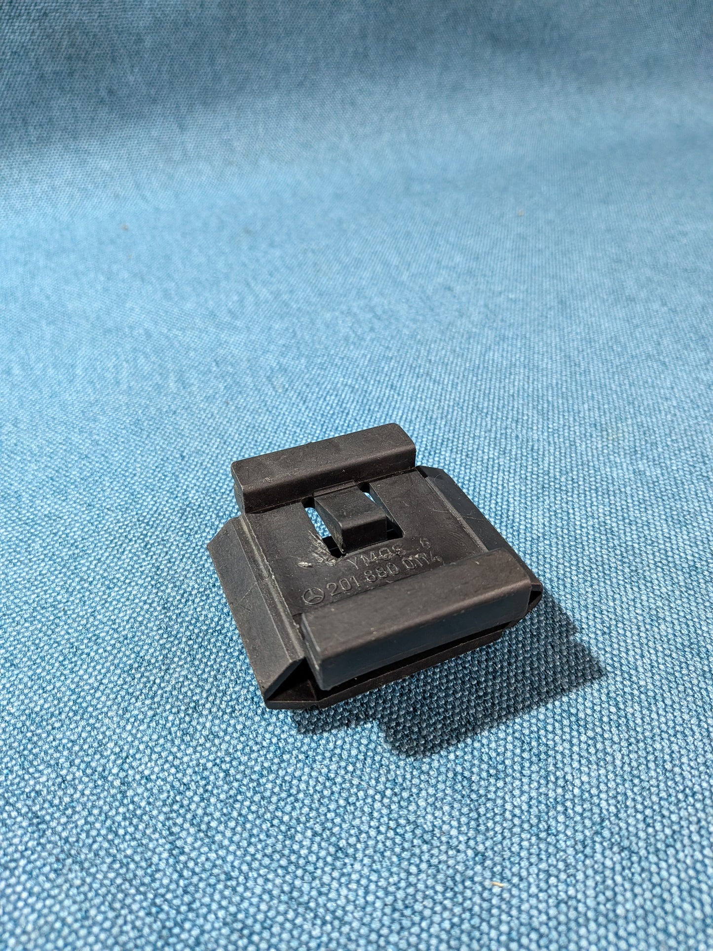 Halter Stoßstange Mercedes W201 2018800114 Gebraucht A12