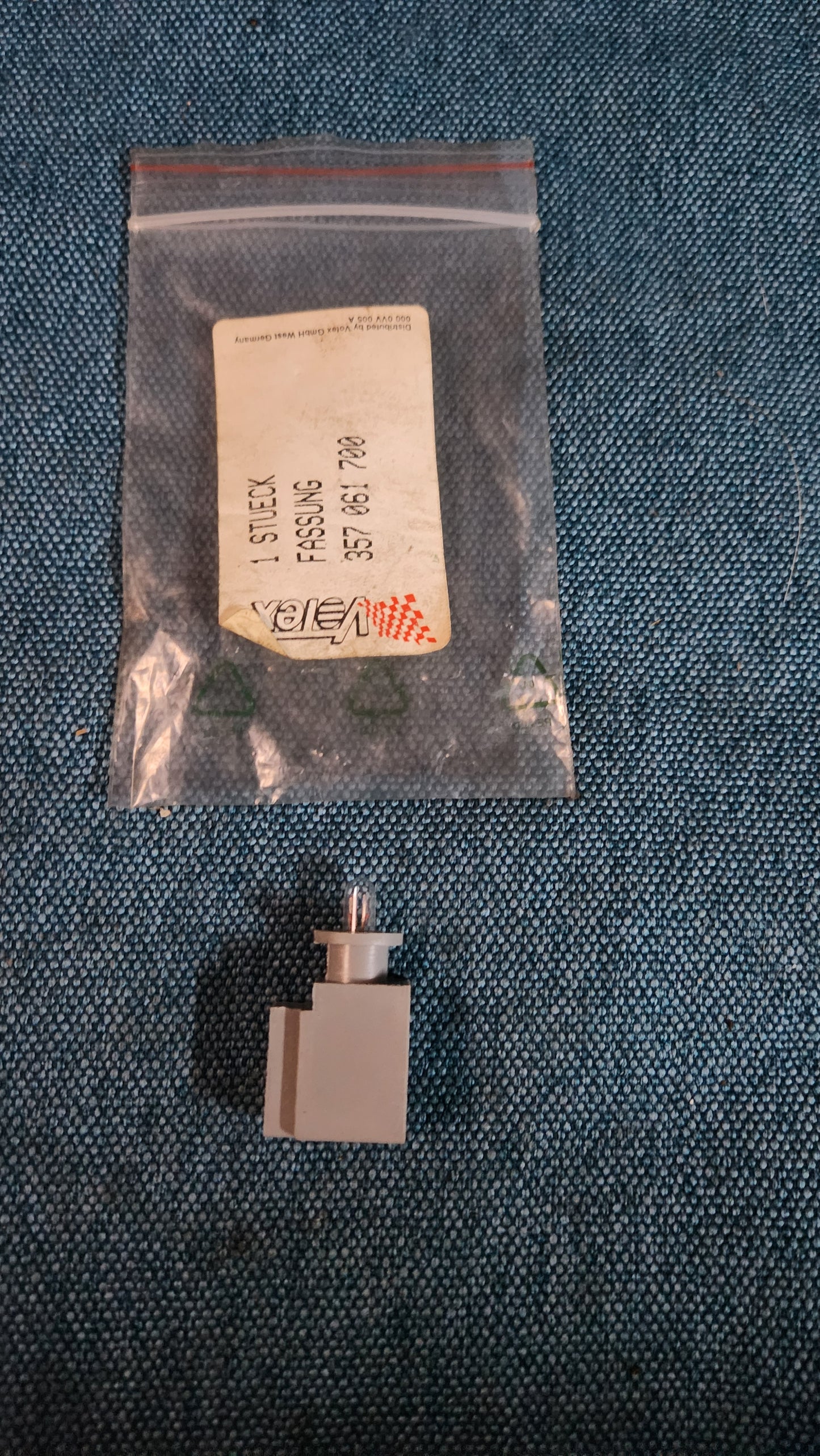 Birne mit Halter Golf1/2/3/Vento/Jetta/Polo86C/Corrado/Passat B2/B3/B4/Scirocco2/Audi80/Audi100/C3/C4 357061700 Nos K7