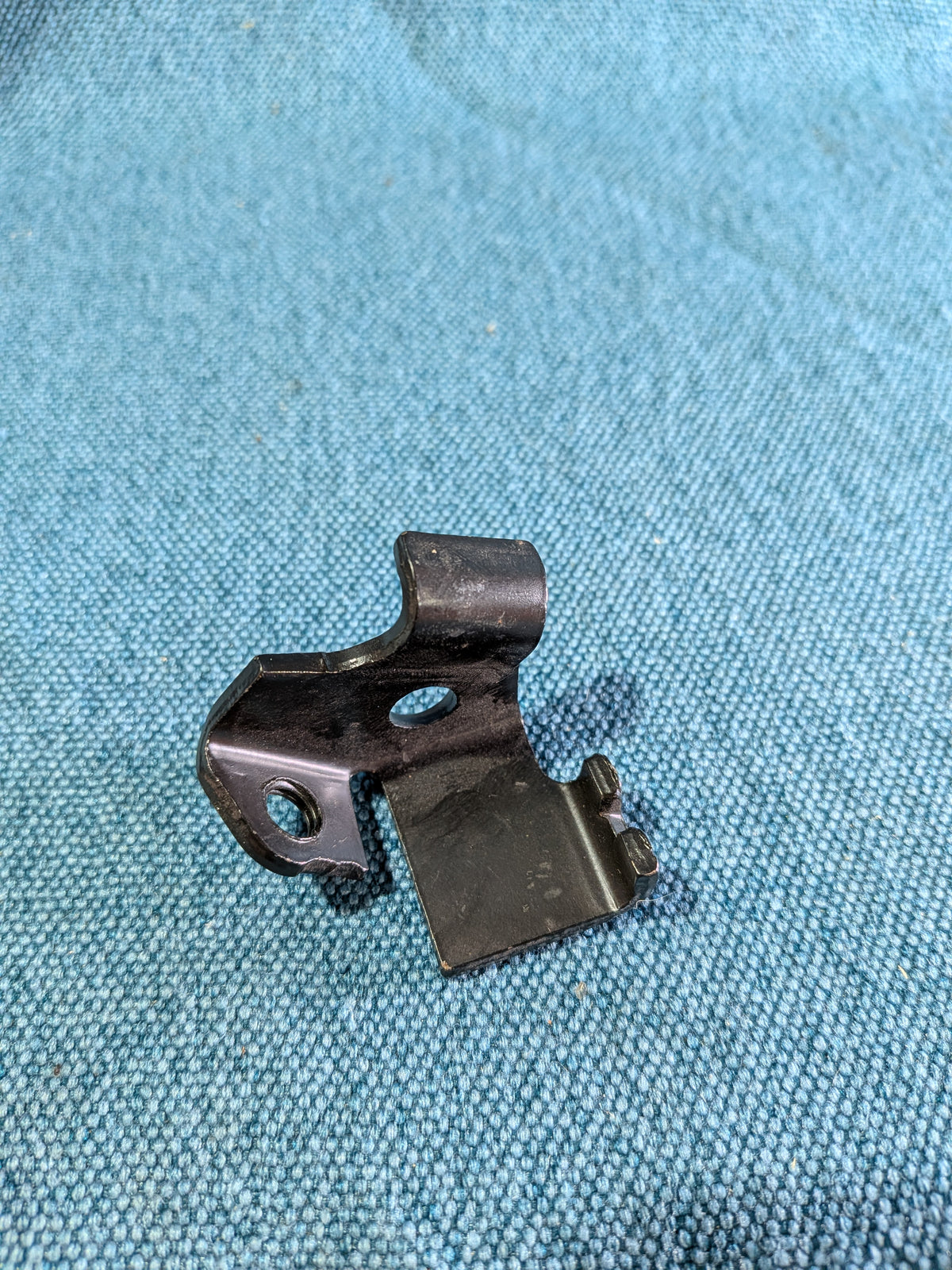 Halter fir Récksëtzbänk Passat/B4 333886153A NOS B7