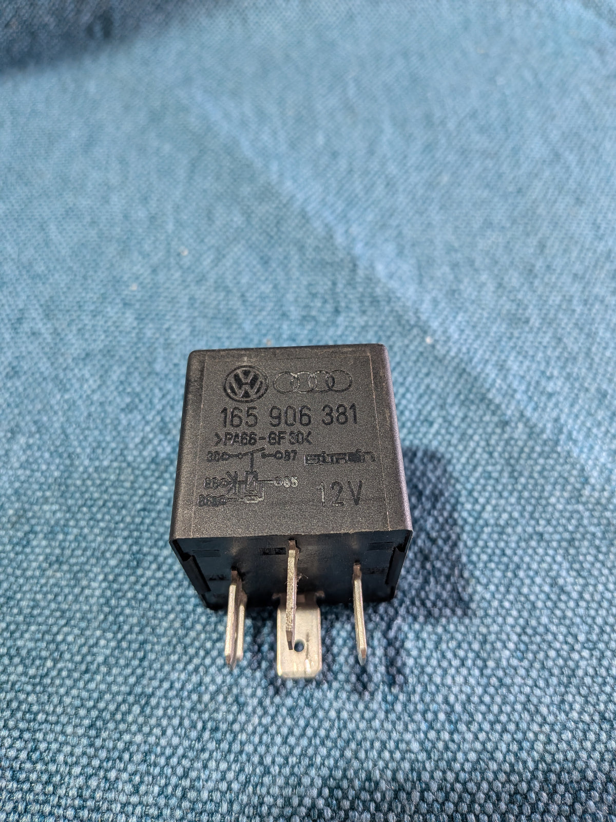 Relais 30 für Kraftstoffpumpe Corrado/Derby/Golf/Jetta/2/3/4/Vento/LT1/Polo 86C/Caddy 2 9KV/Passat/B3/B4/3B/BG/Sharan/T4 Bus 165906381 Gebraucht B16