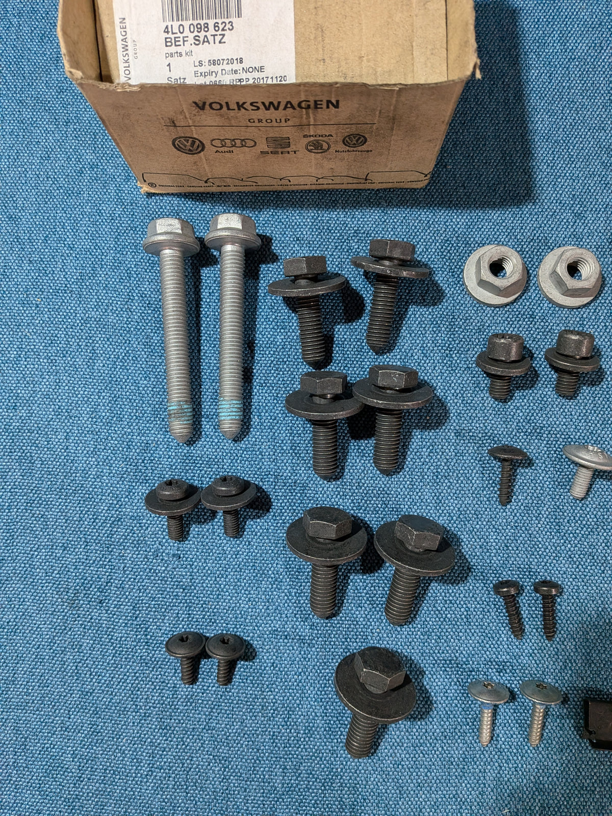 Mounting Kit for Bumper Audi A6 C4/A7 C8/Q7 4L0098623 NOS A9
