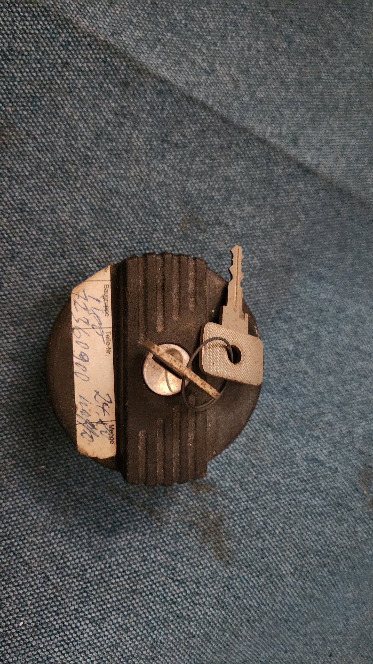 Fiat Tipo fuel filler cap with key 72360900 Nos B3