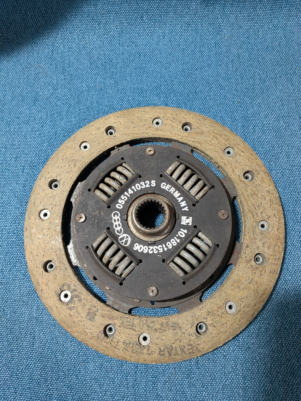 Kupplungsscheibe Golf/Jetta/1/2/Caddy14D/Scirocco/1/2/Polo/1/86C/Passat/B1/B2/Audi 80/90/B1/B2 055141032S NOS B13