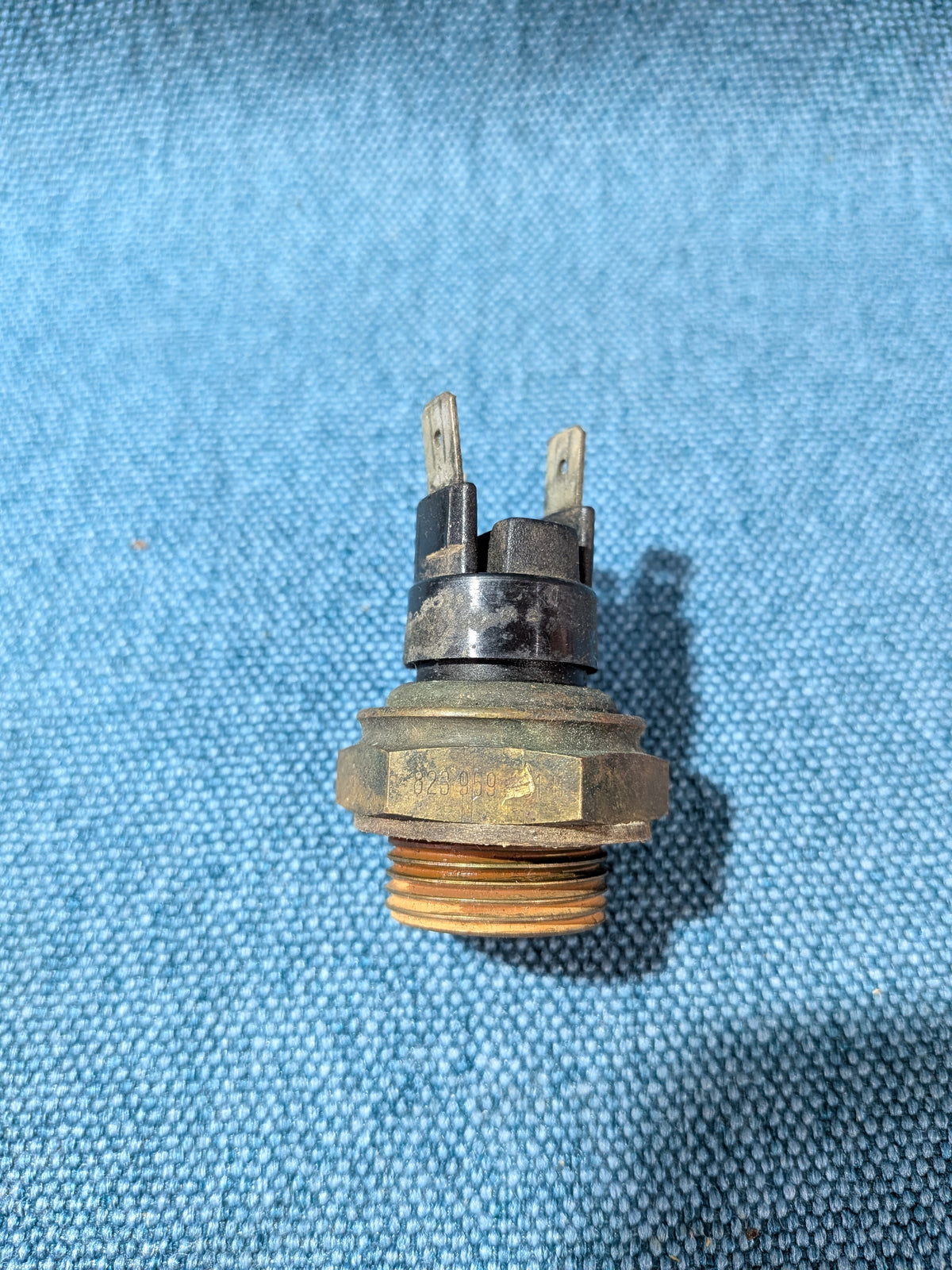 Temperaturschalter Kühlerlüfter Golf/Jetta/1/Polo1/Scirocco1/Passat B1/Audi 50/80/B1 824959481M Gebraucht B6