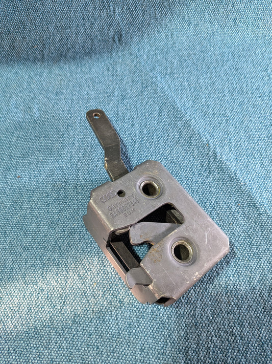 Rücksitzlehnenveriegelung Audi/80/B4 8A5885734B Gebraucht B18