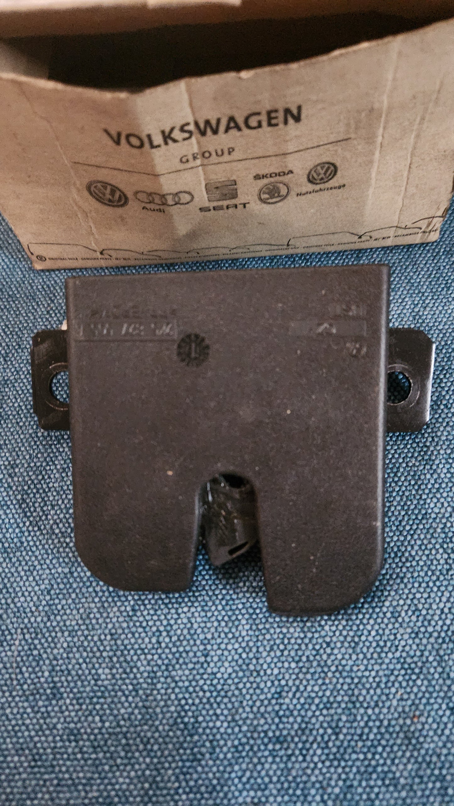 Tailgate lock rear left wing door Caddy 3/4 2K5827505F Nos M5