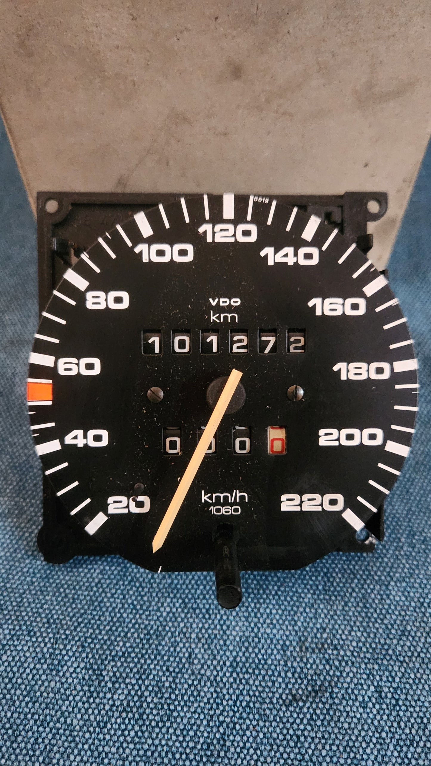 Tacho mit Wegstreckenzähler Passat 32B B2 5 Zylinder 321957031AC Gebraucht F1