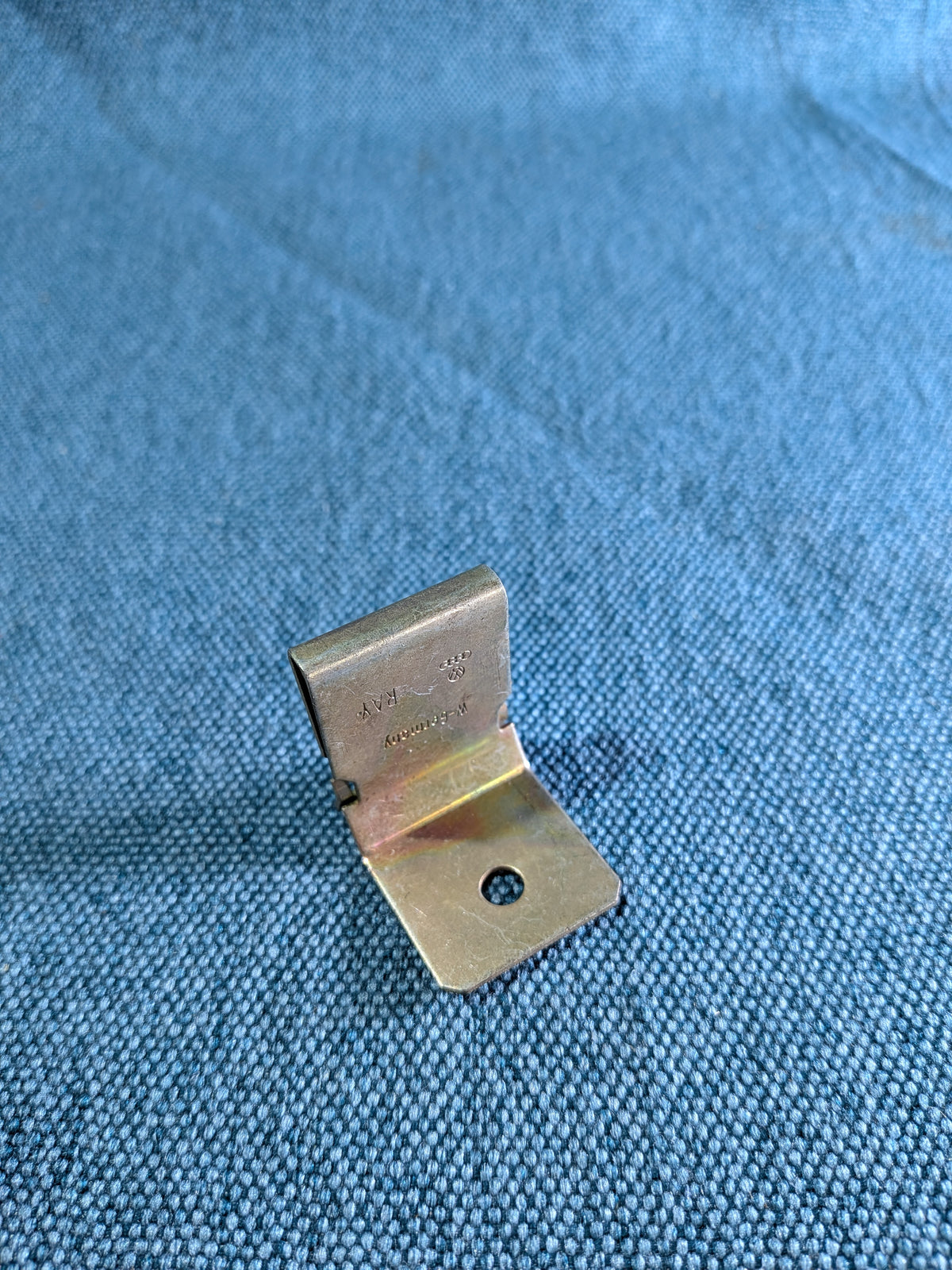 Halteclip fir Trapenasaz T4 Bus 701863727 NOS B8