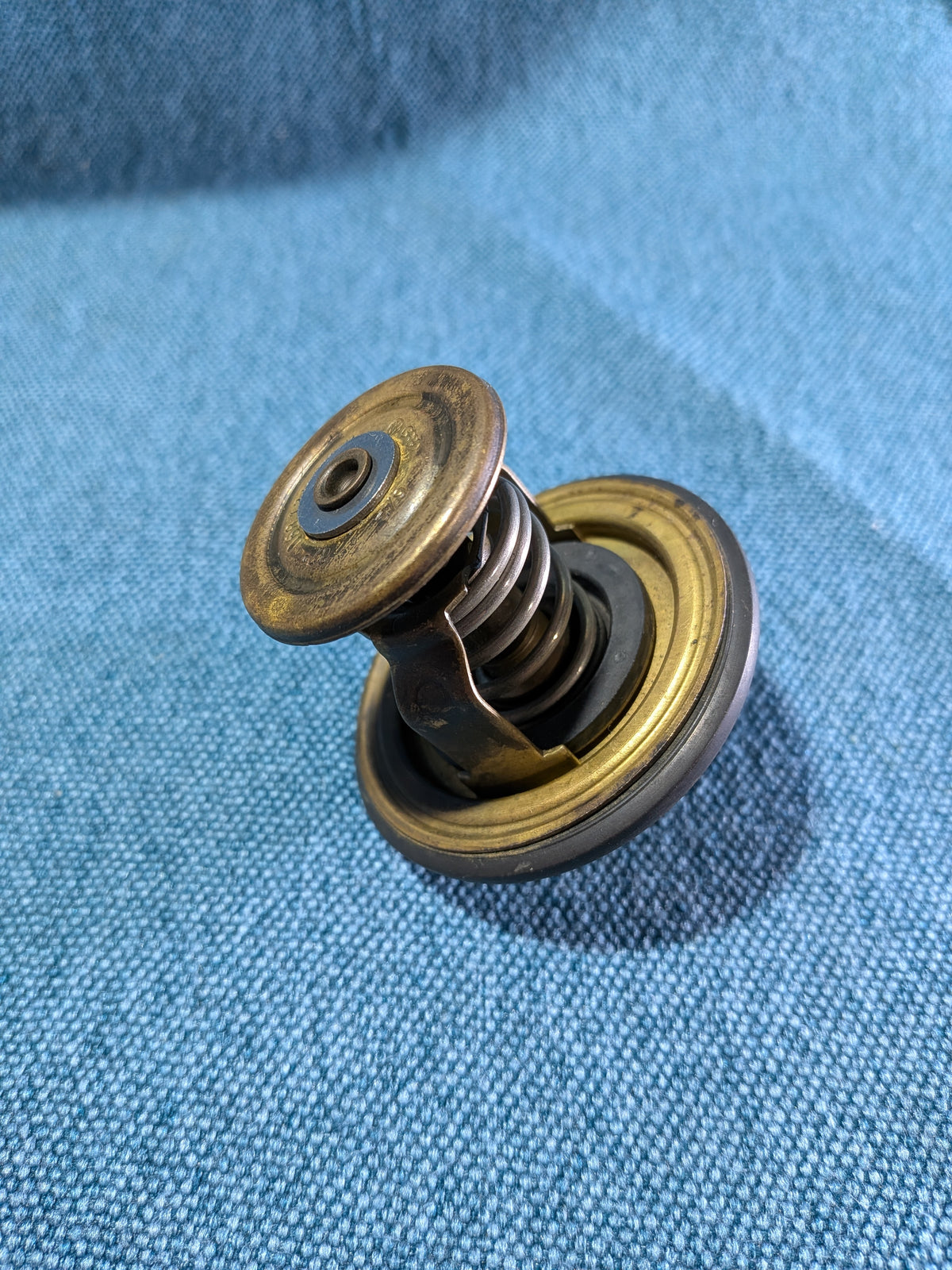 Coolant thermostat Golf/1/2/3/4/Plus/Vento/Bora/Caddy/14D/2 9KV/3/T3/T4/T5 Bus/Corrado/Iltis/New Beetle/Derby/Fox/Passat/B1/B2/B3/B4/3B/BG/B6/Polo/86C/6N/9N/Santana/Audi 80/90/B1/B2/B3/B4/100/200/C2/C3/C4/A2/A3/8L/8P/8V/A4/B5/B6/B7/B8 068121113H NOS B15