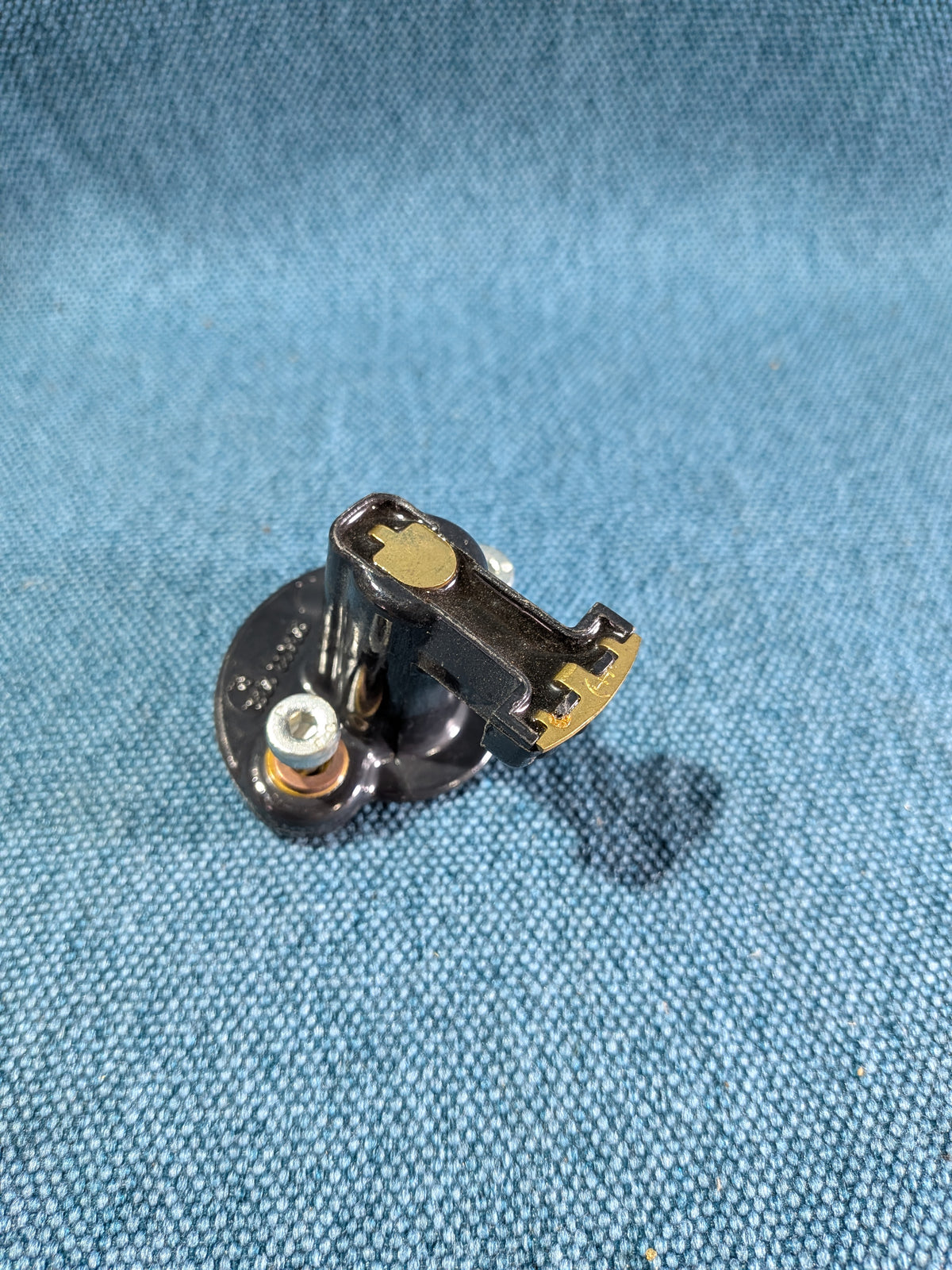 Distributor Rotor Bosch 1234332381 Opel/Ascona C/Astra F/Calibra A/Frontera A/Kadett E/Omega/A/B/Vectra A 90442381 NOS/New B7
