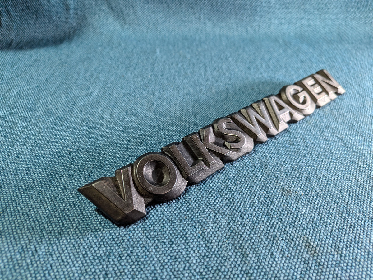 Volkswagen Schriftzug Emblem Golf/Jetta/2/Derby/Golf 1 Cabrio/Passat B2/Scirocco 2/Santana 321853685C Gebraucht B10
