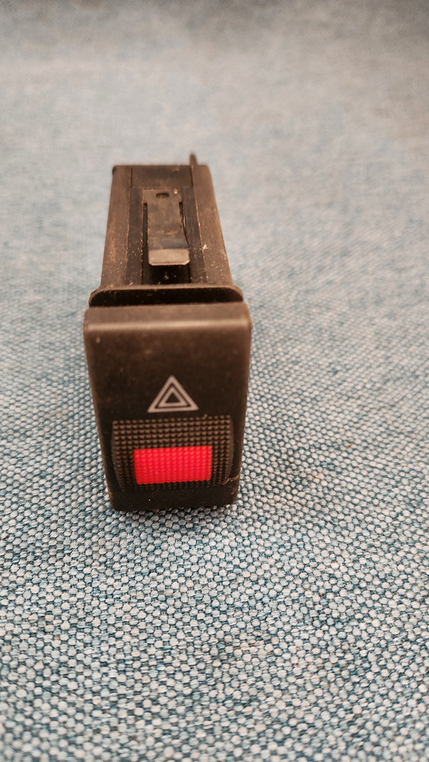 Warnblinklichtschalter Audi A8D2/A4B5 8D0941509C Nos K2