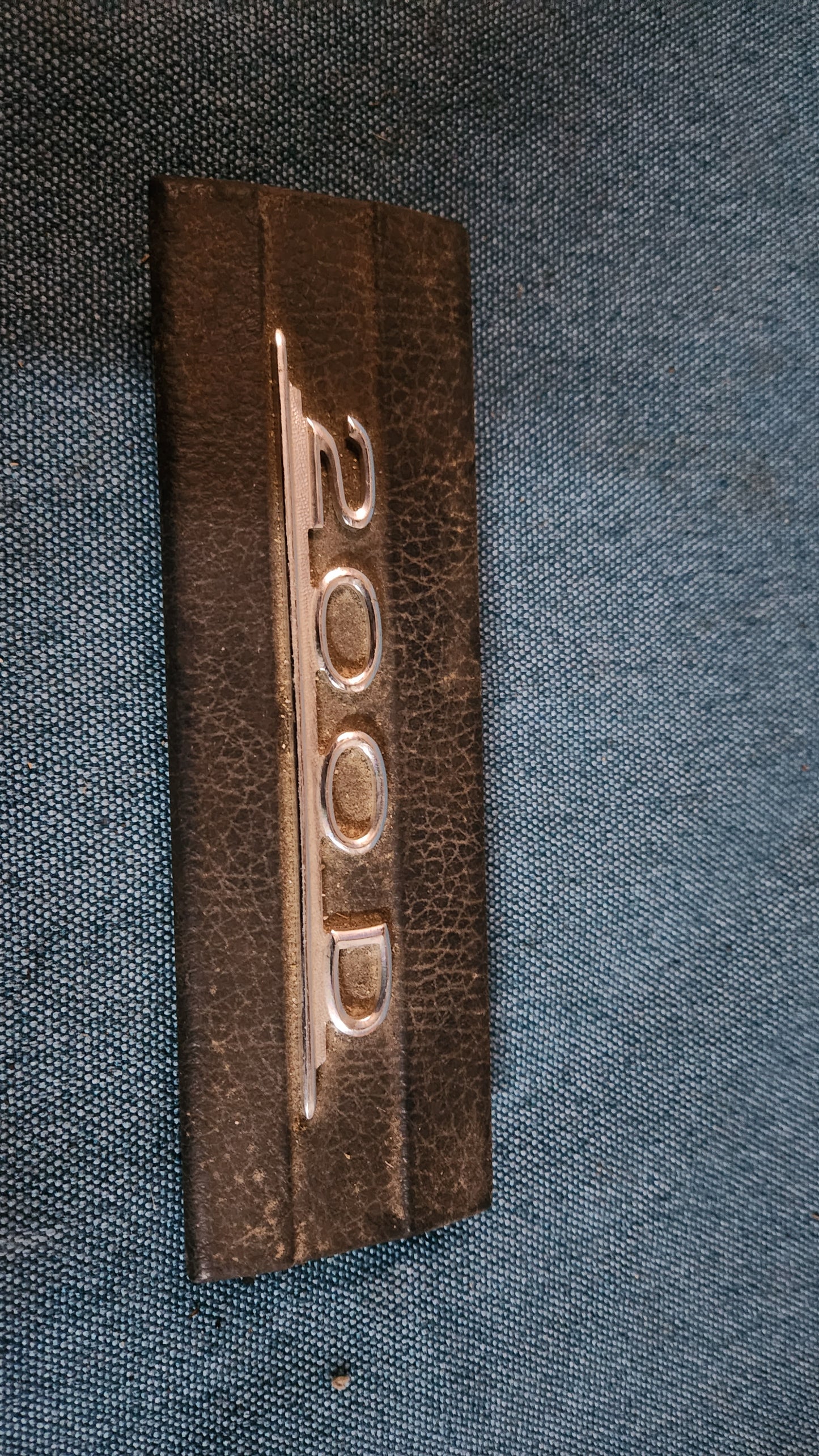 Mercedes W110 W114 W115 200D Emblem Mittelkonsole Chrom Schwarz Gebraucht D8