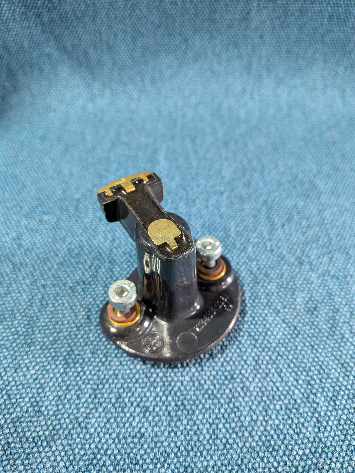 Distributor Rotor Bosch 1234332381 Opel/Ascona C/Astra F/Calibra A/Frontera A/Kadett E/Omega/A/B/Vectra A 90442381 NOS/New B7