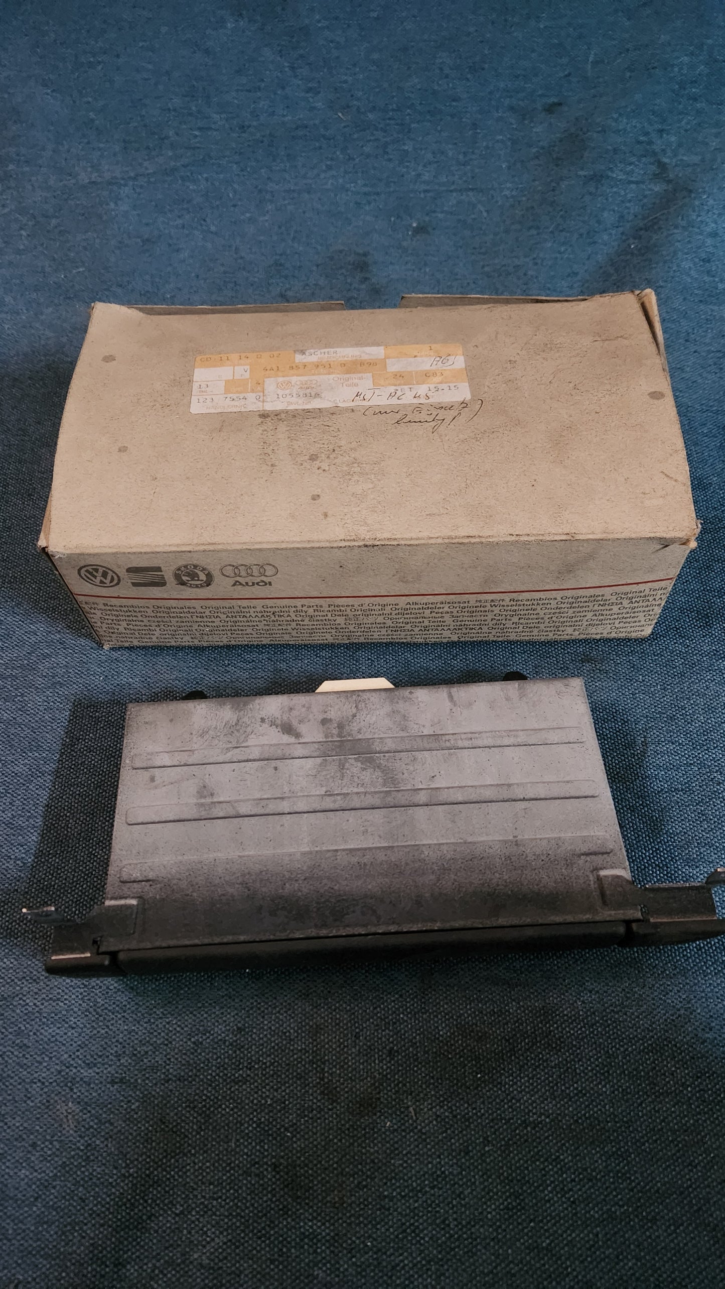 Aschenbecher Audi A6/100 C4 4A1857951D Nos F9