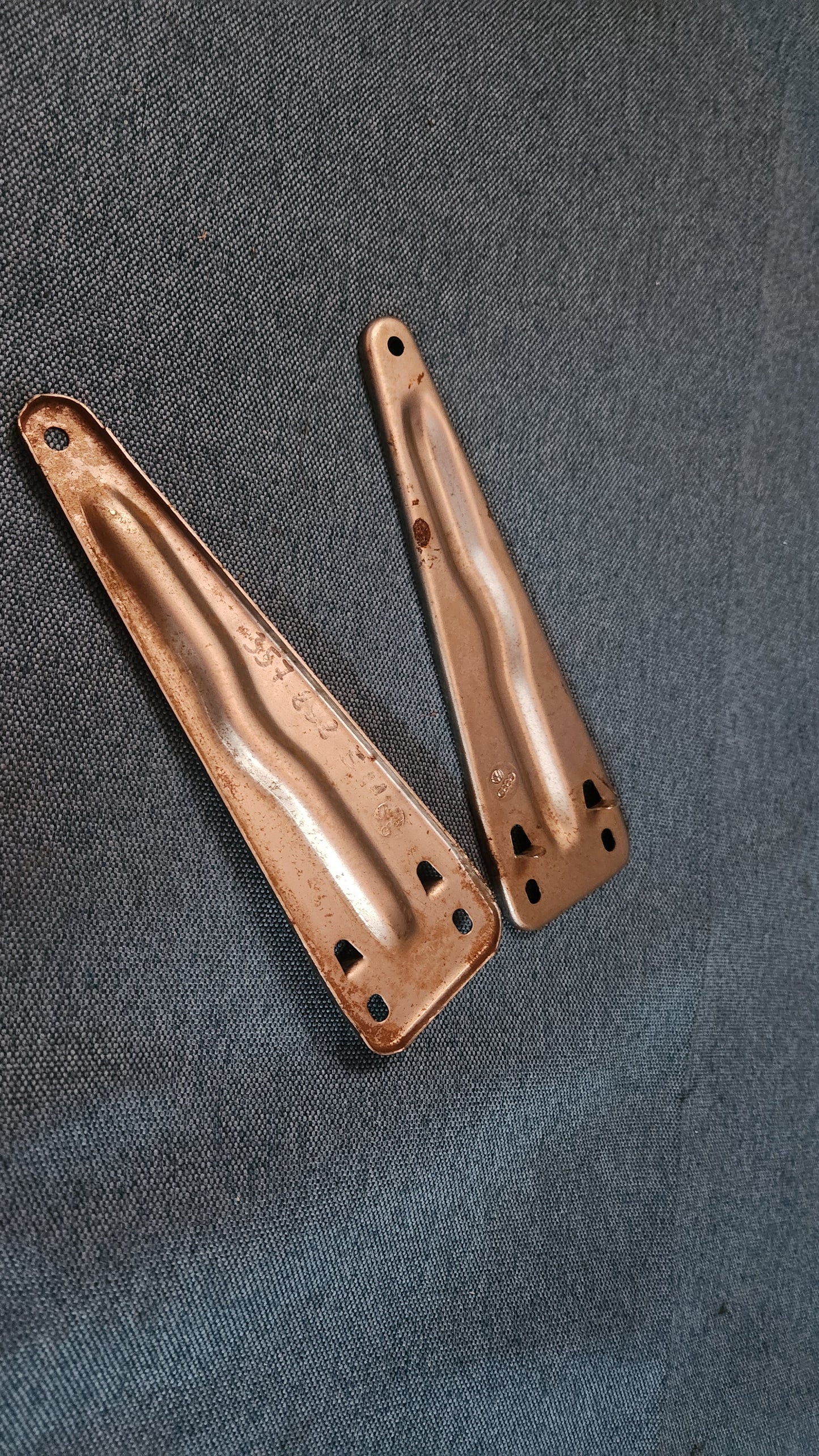 Passat B3 speedometer holder 357858511 Nos