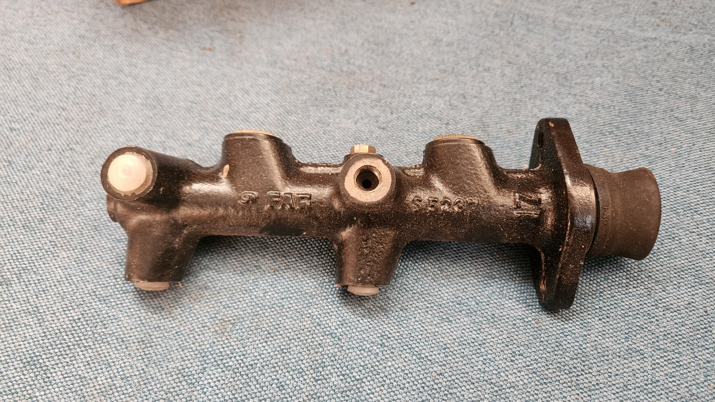 Audi 80 B1 B2 Audi 90 Passat B1 Master brake cylinder 321611015D Nos A3