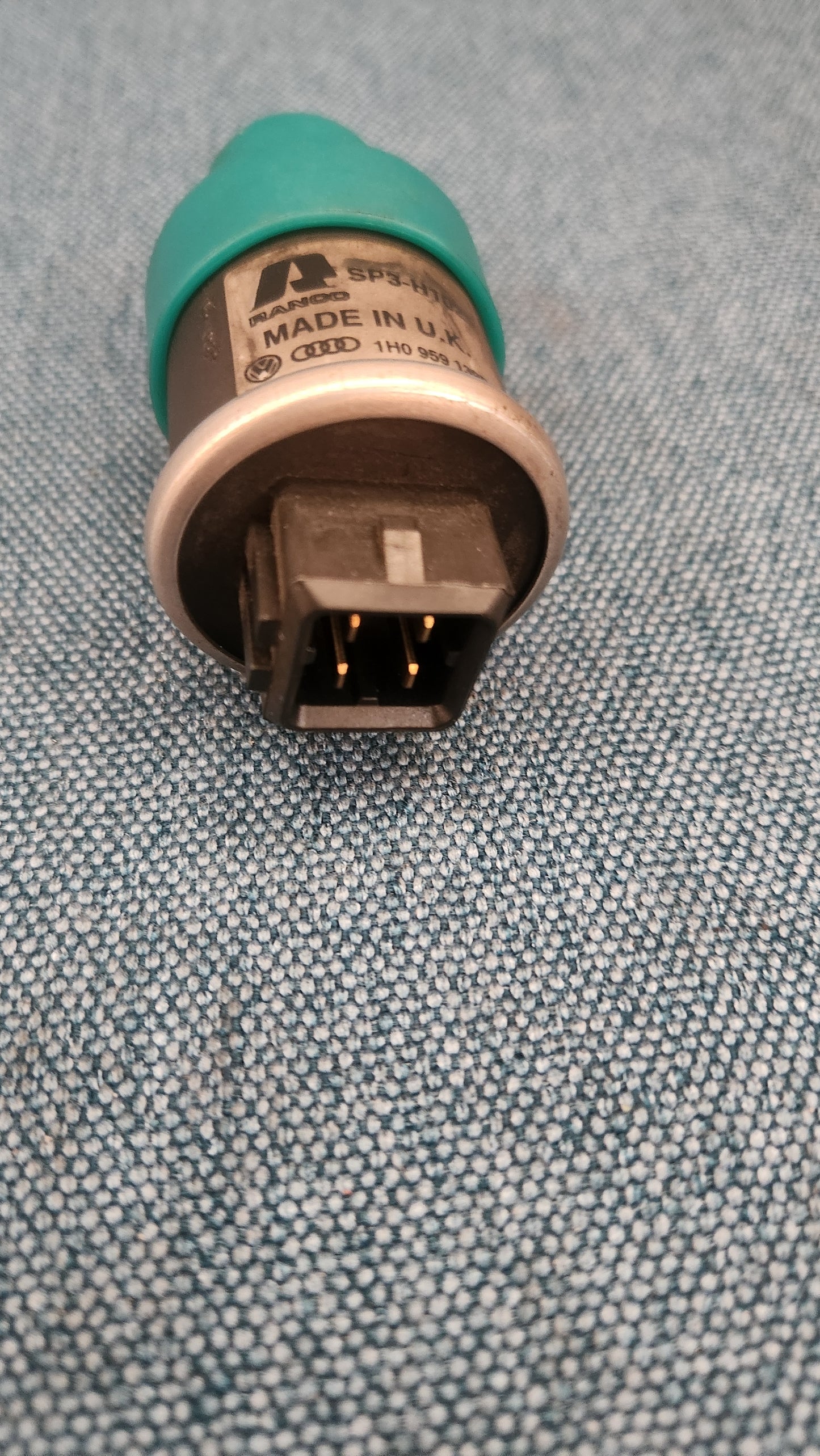 Druckschalter Klimaanlage Golf/3/4/Vento/Bora/Corrado/Caddy 2 9KV/T4 Bus/LT 2/New Beetle/Passat/B4/3B/BG/Polo 6N/Sharan/Audi A3 8L/TT 1H0959139B Nos M9