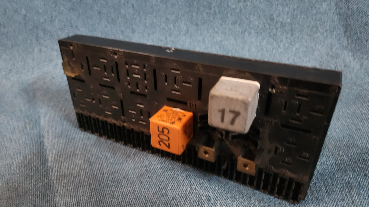 Sicherungskasten Audi 80/90/B3/B4/100/200/C3/C4 443941822A Gebraucht F1