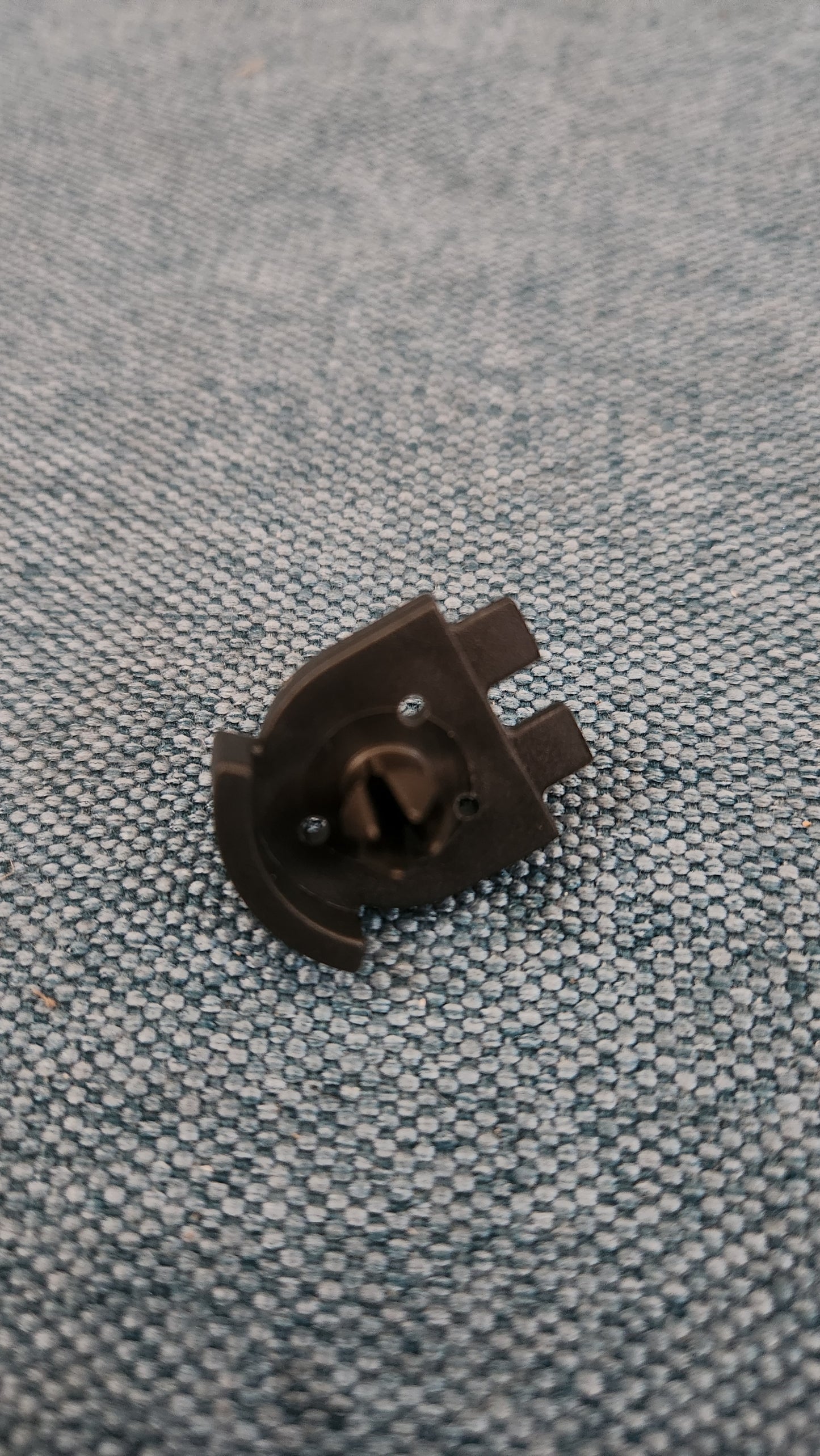 Golf 3/Vento Stoßstangenhalter Clip Spreizniete 1H9807250 NOS N5