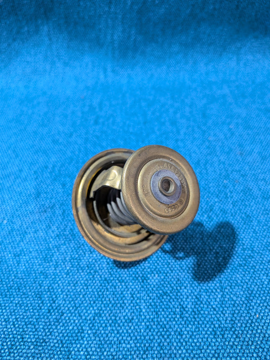 Thermostat 87Grad Golf/Jetta/1/2/3/4/Plus/Vento/Bora/Caddy/14D/2 9KV/3/Iltis/New Beetle/T4/T5 Bus/Passat/B1/B2/B3/B4/3B/BG/B6/Polo/6N/9N/Santana/Scirocco/1/2/Touran/Corrado/Fox/Audi 80/90/B1/B2/B3/B4/100/200/C2/C3/C4/A2/A3 8P/A4/B5 056121113D NOS B6