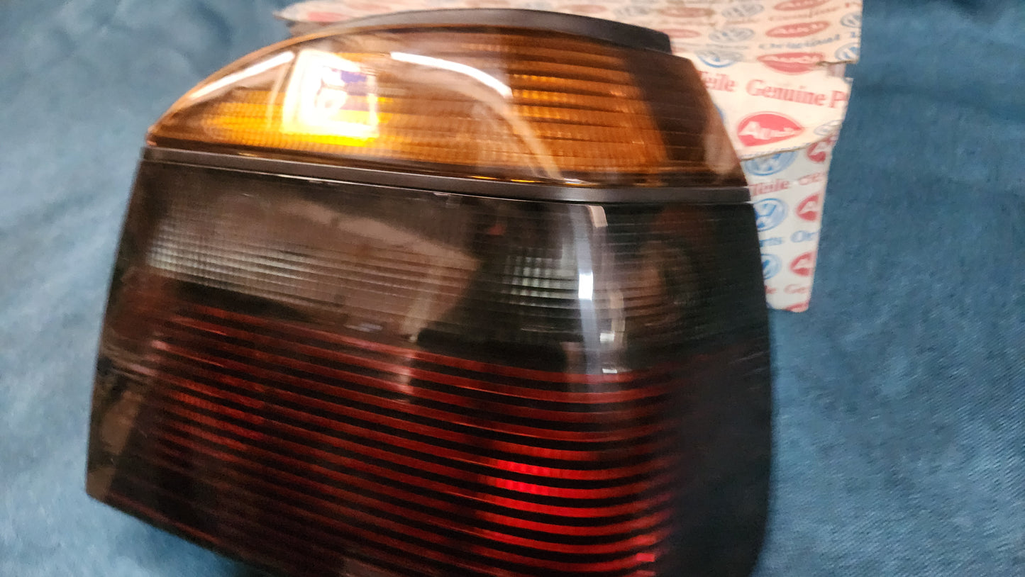 Golf 3/4 Cabrio Rückleuchte Rücklicht Schwarz Dunkel 1H6945112B Nos G4