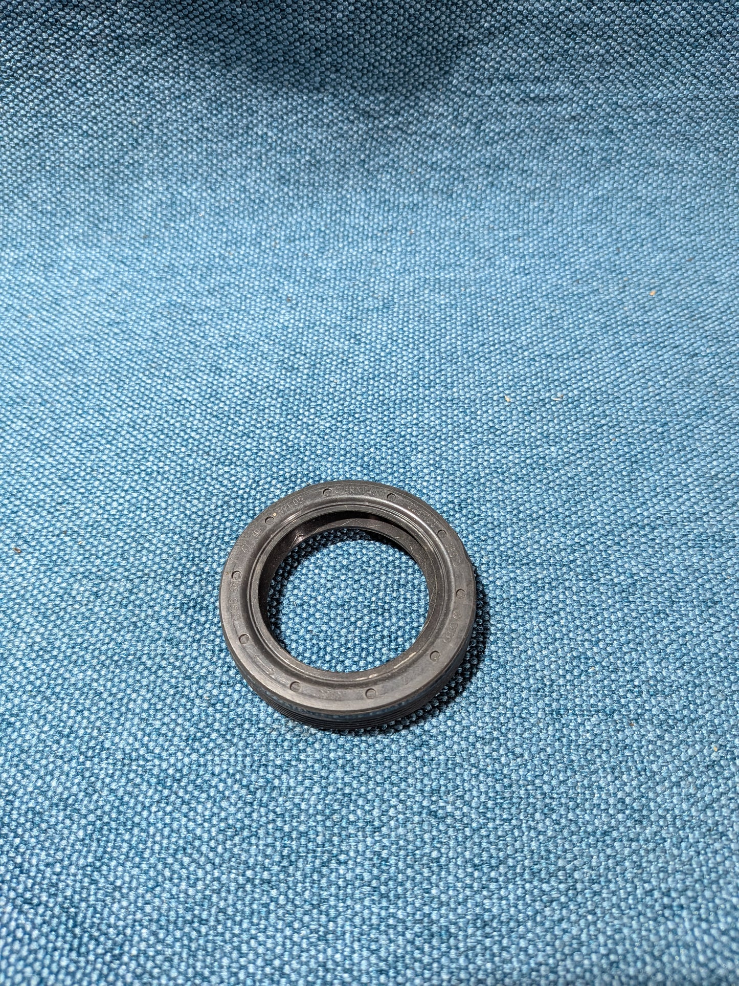 Oil seal Iltis/Golf/Jetta/Scirocco/1/2/Santana/Derby/Passat/B1/B2/B3/B4/3B/BG/Polo/86C/6N/9N/T4/T5 Bus/Golf/3/4/Vento/Bora/LT/1/2/Lupo/New Beetle/Corrado/Caddy/14D/2 9KV/Touareg/Fox/Audi 80/90/B1/B2/B3/B4/100/200/C2/C3/C4/A4 B5 026103085D NOS A24