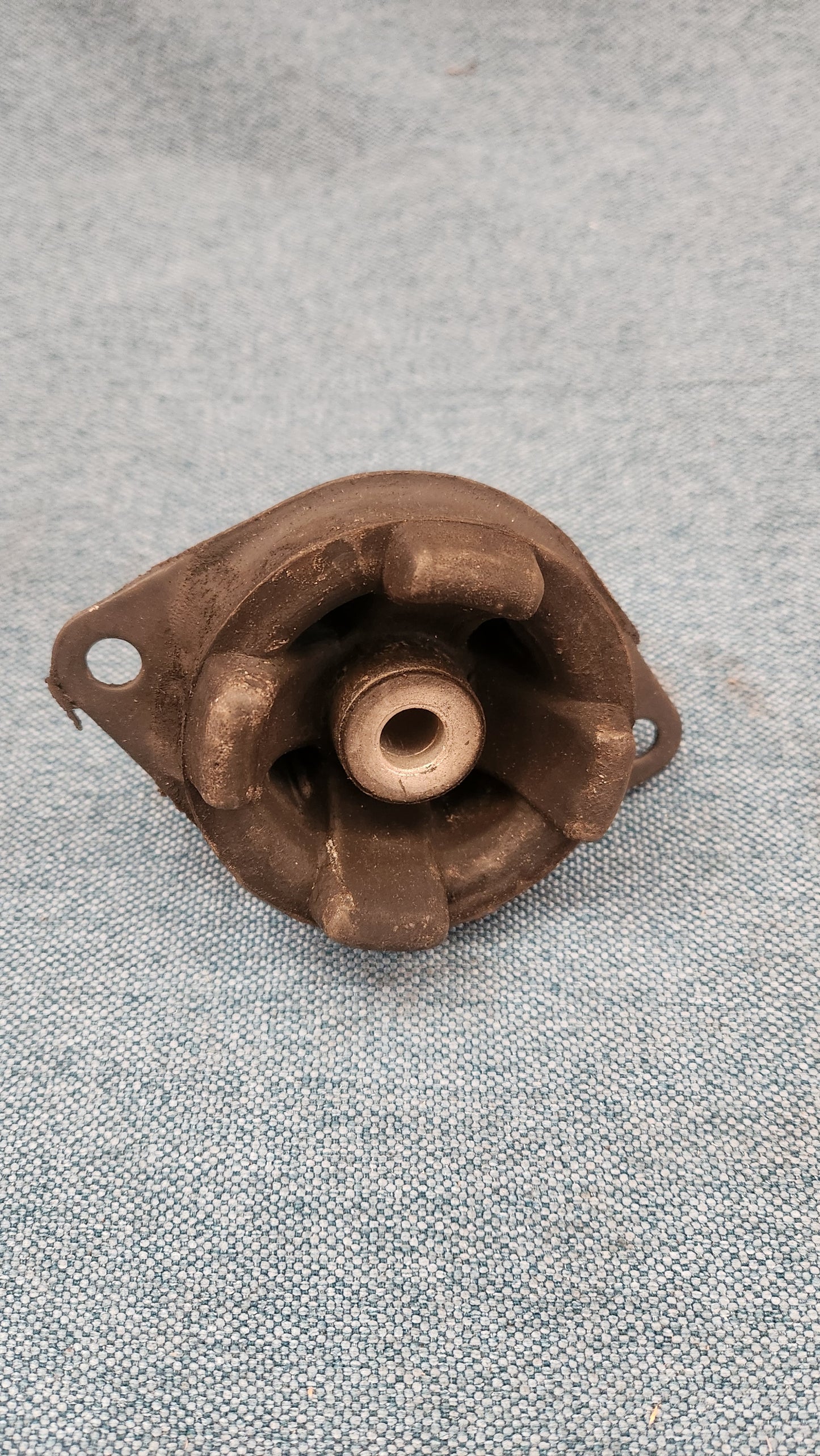 Getriebe Lageraufhängung Passat 32B B2 431399151D Nos L3
