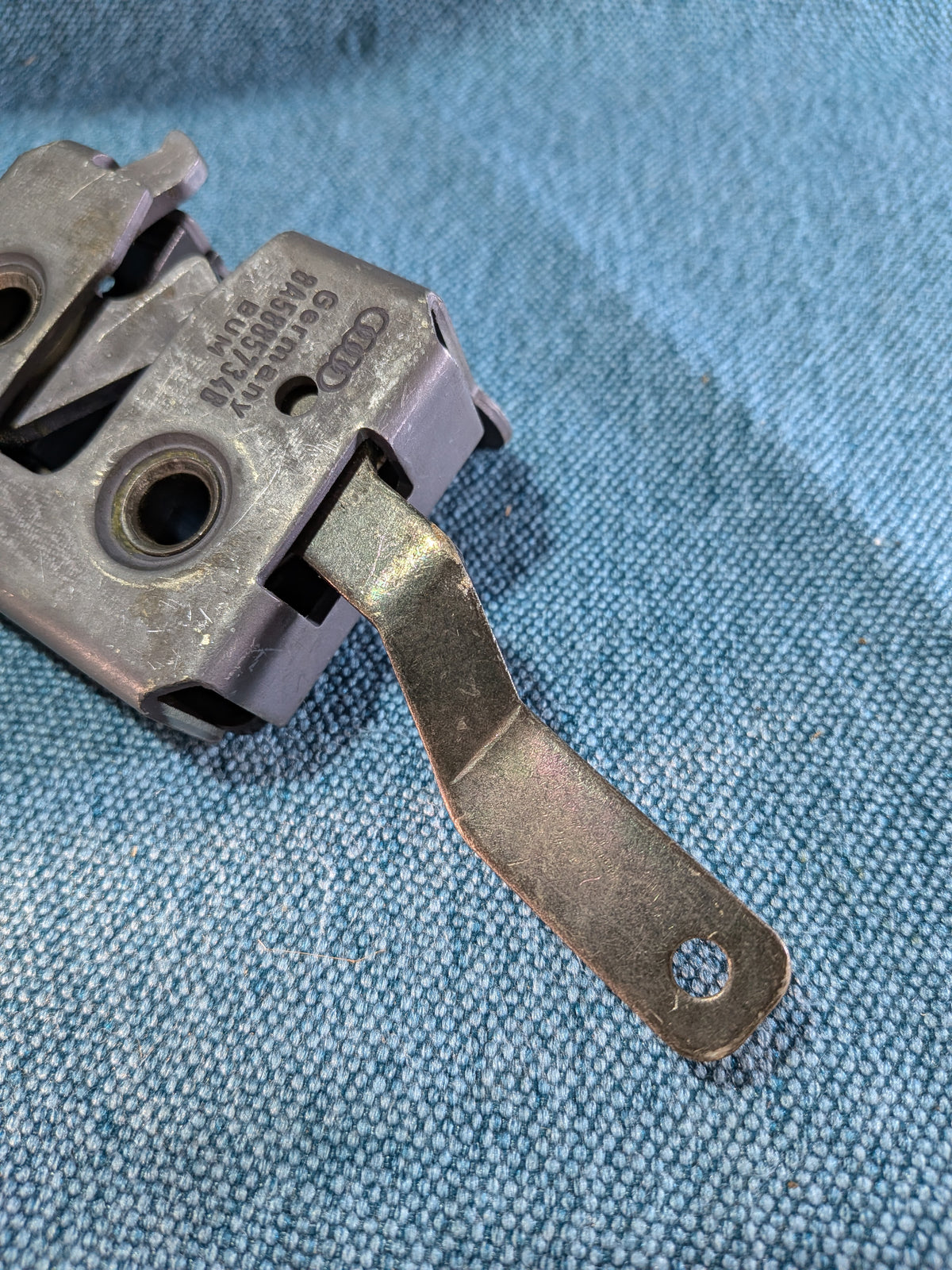 Bloqueo del respaldo del asiento trasero Audi/80/B4 8A5885734B usado B18
