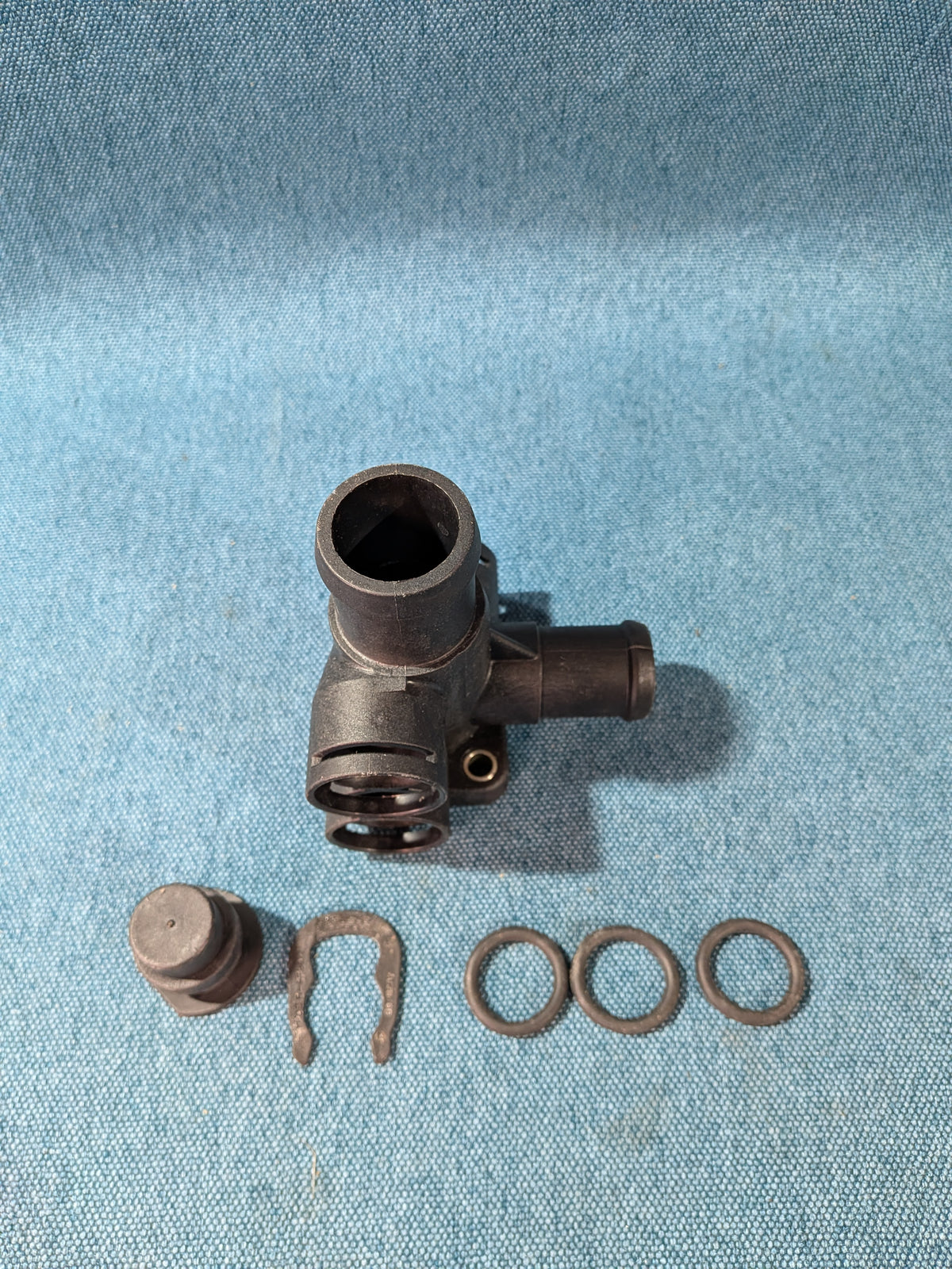 Kølevandsflange foran 1,6l/1,8l inklusive pakninger Caddy14D/Golf/Jetta/1/2/Scirocco2 037121132B NOS G5