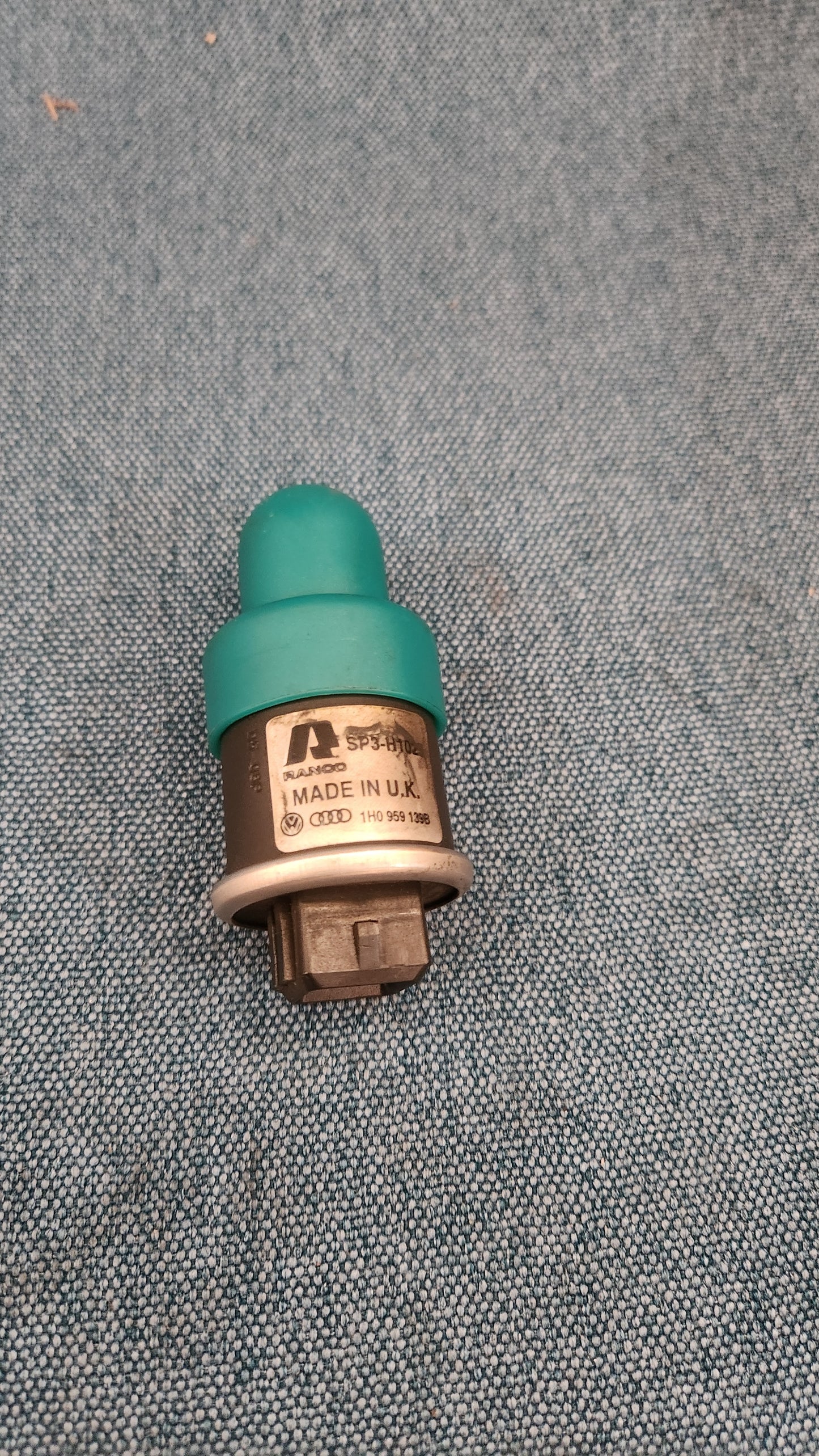 Druckschalter Klimaanlage Golf/3/4/Vento/Bora/Corrado/Caddy 2 9KV/T4 Bus/LT 2/New Beetle/Passat/B4/3B/BG/Polo 6N/Sharan/Audi A3 8L/TT 1H0959139B Nos M9