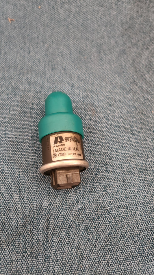 Pressure Switch Air Conditioning Golf/3/4/Vento/Bora/Corrado/Caddy 2 9KV/T4 Bus/LT 2/New Beetle/Passat/B4/3B/BG/Polo 6N/Sharan/Audi A3 8L/TT 1H0959139B Nos M9