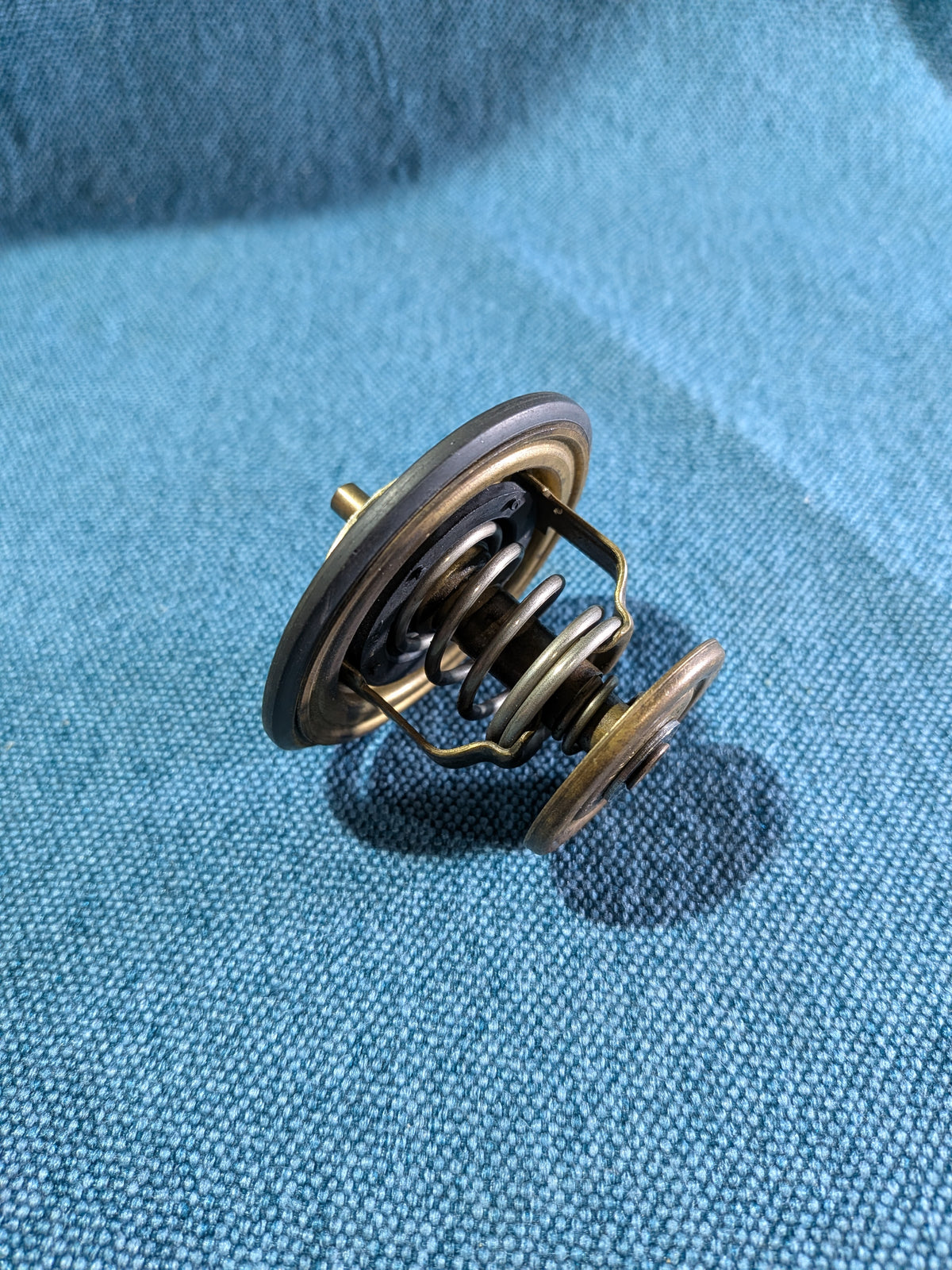 Coolant thermostat Golf/1/2/3/4/Plus/Vento/Bora/Caddy/14D/2 9KV/3/T3/T4/T5 Bus/Corrado/Iltis/New Beetle/Derby/Fox/Passat/B1/B2/B3/B4/3B/BG/B6/Polo/86C/6N/9N/Santana/Audi 80/90/B1/B2/B3/B4/100/200/C2/C3/C4/A2/A3/8L/8P/8V/A4/B5/B6/B7/B8 068121113H NOS B15