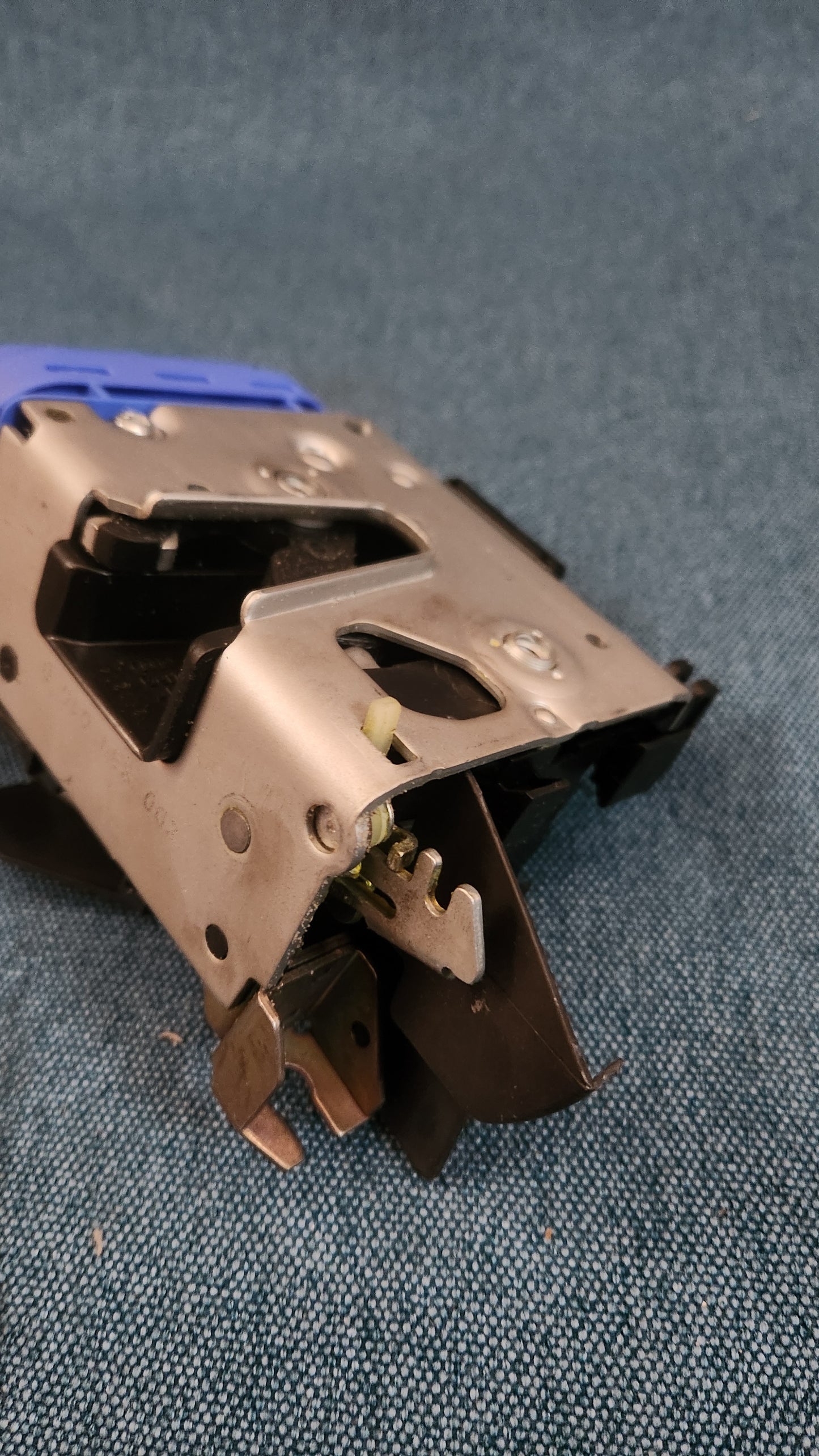 Door lock Audi A3/8L/A4/S4/RS4/B5/S6 8D0839016D Nos F4