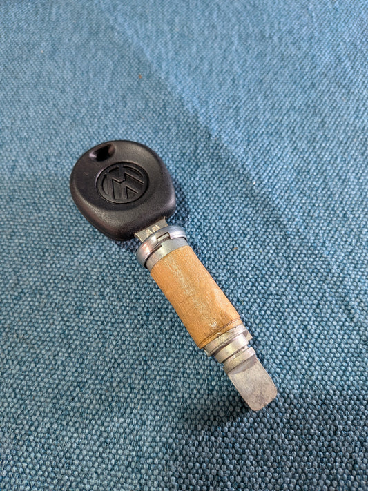 Lock cylinder Caddy 14D/Derby/Golf/Jetta/2/3/Vento/Passat/B2/B3/B4/Polo/86C/6N/Scirocco2/T4 Bus 357837219 NOS I9