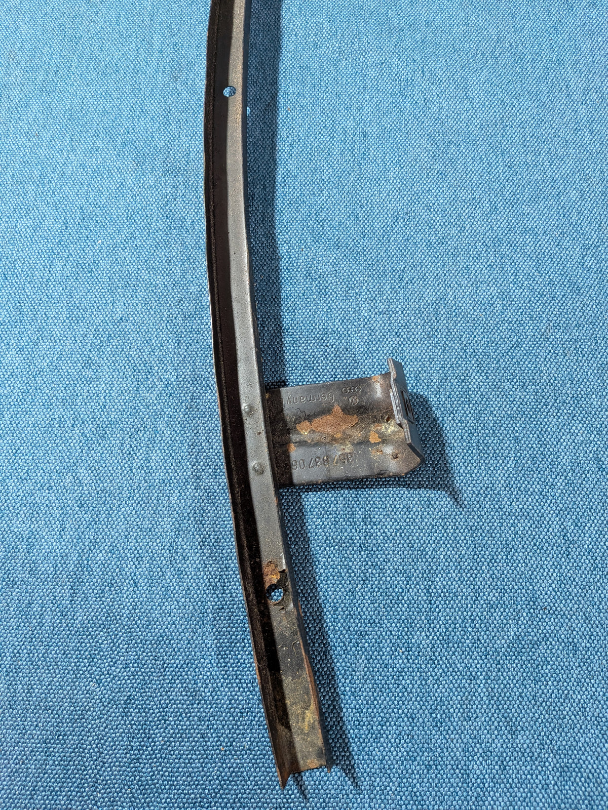 Schiene für Fensterführung vorne links Passat/B3/B4 357837065A NOS C10