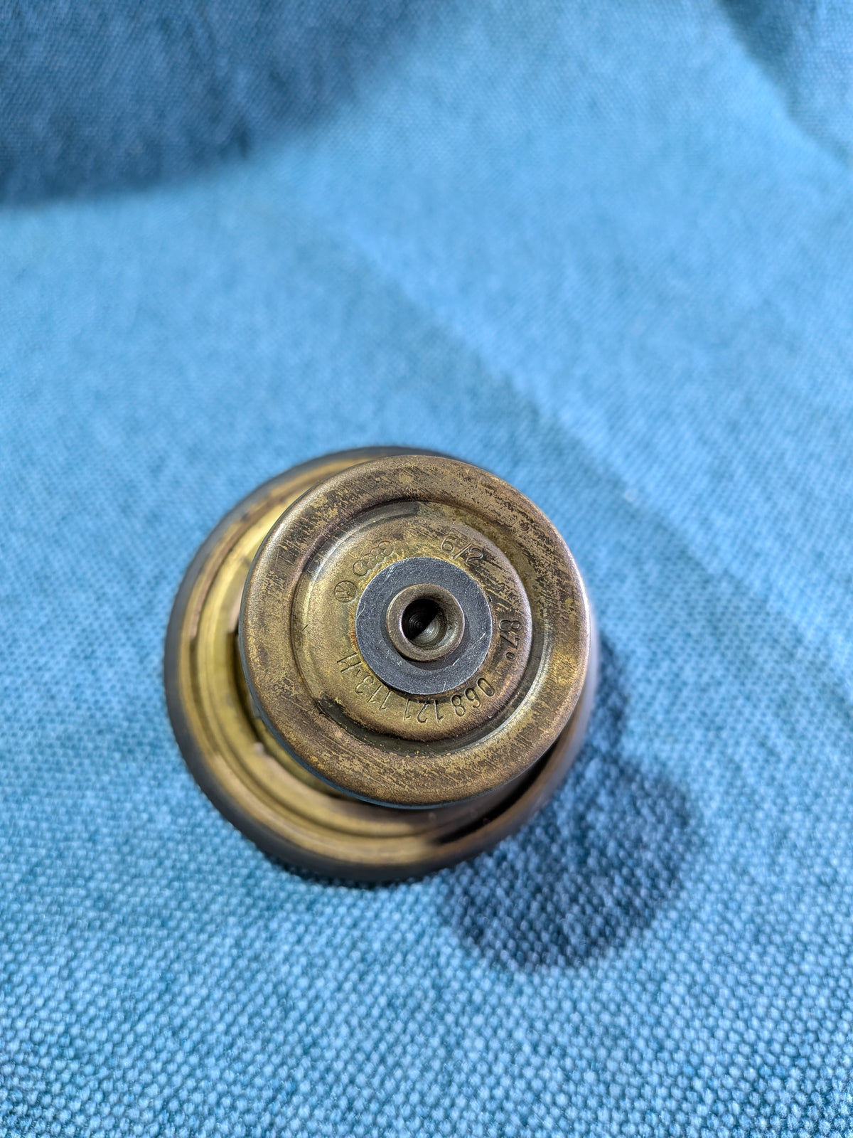 Coolant thermostat Golf/1/2/3/4/Plus/Vento/Bora/Caddy/14D/2 9KV/3/T3/T4/T5 Bus/Corrado/Iltis/New Beetle/Derby/Fox/Passat/B1/B2/B3/B4/3B/BG/B6/Polo/86C/6N/9N/Santana/Audi 80/90/B1/B2/B3/B4/100/200/C2/C3/C4/A2/A3/8L/8P/8V/A4/B5/B6/B7/B8 068121113H NOS B15