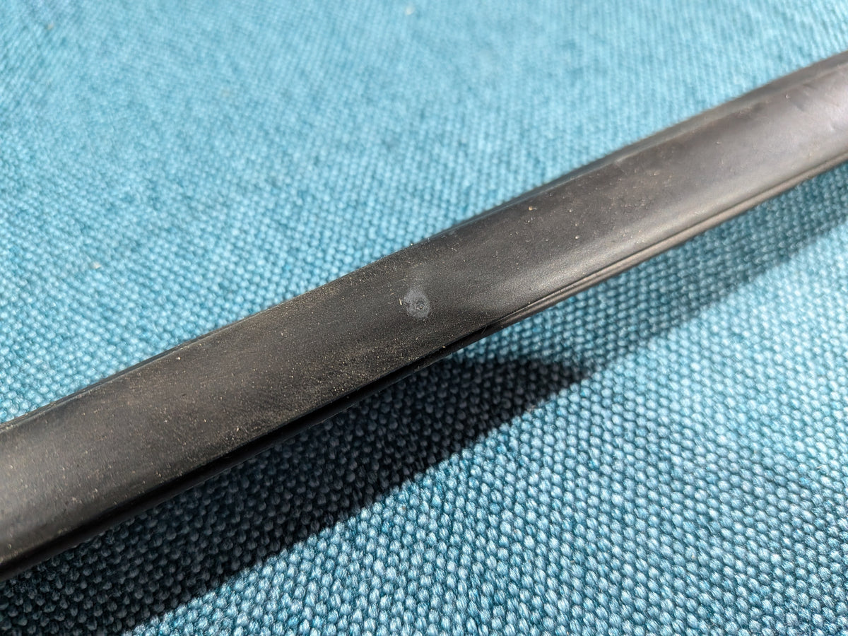 Fensterführung Schachtleiste Schwarz Golf3/Vento 1H3837432 NOS A4