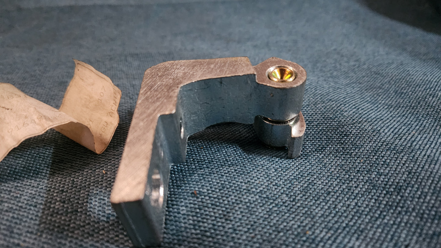 Passat 3B/BG door hinge 3b0831402 Nos A2