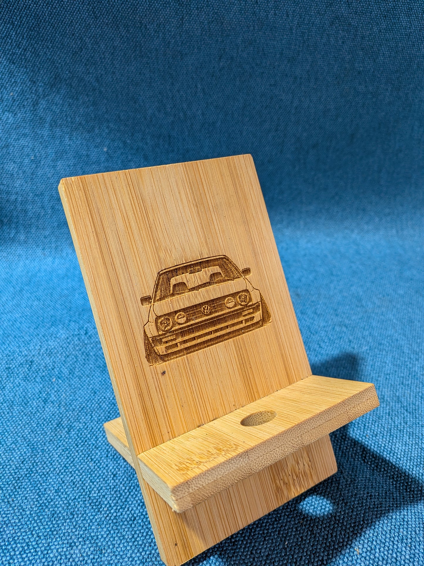 Handyhalter/Handyhalterung  mit Golf 2 Motiv aus Bambus Holz