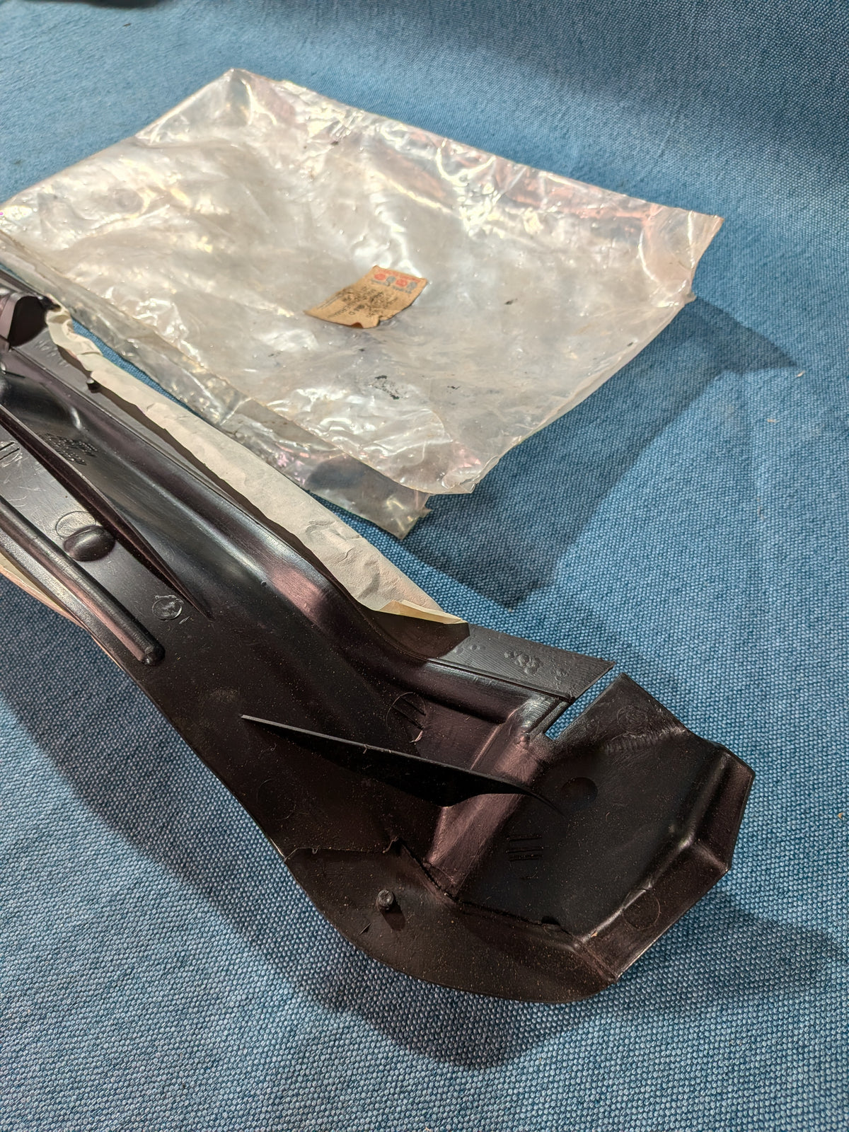 Lokasuojan verhoilu vasen Audi 100/A6/C4 4A0821085D NOS A4