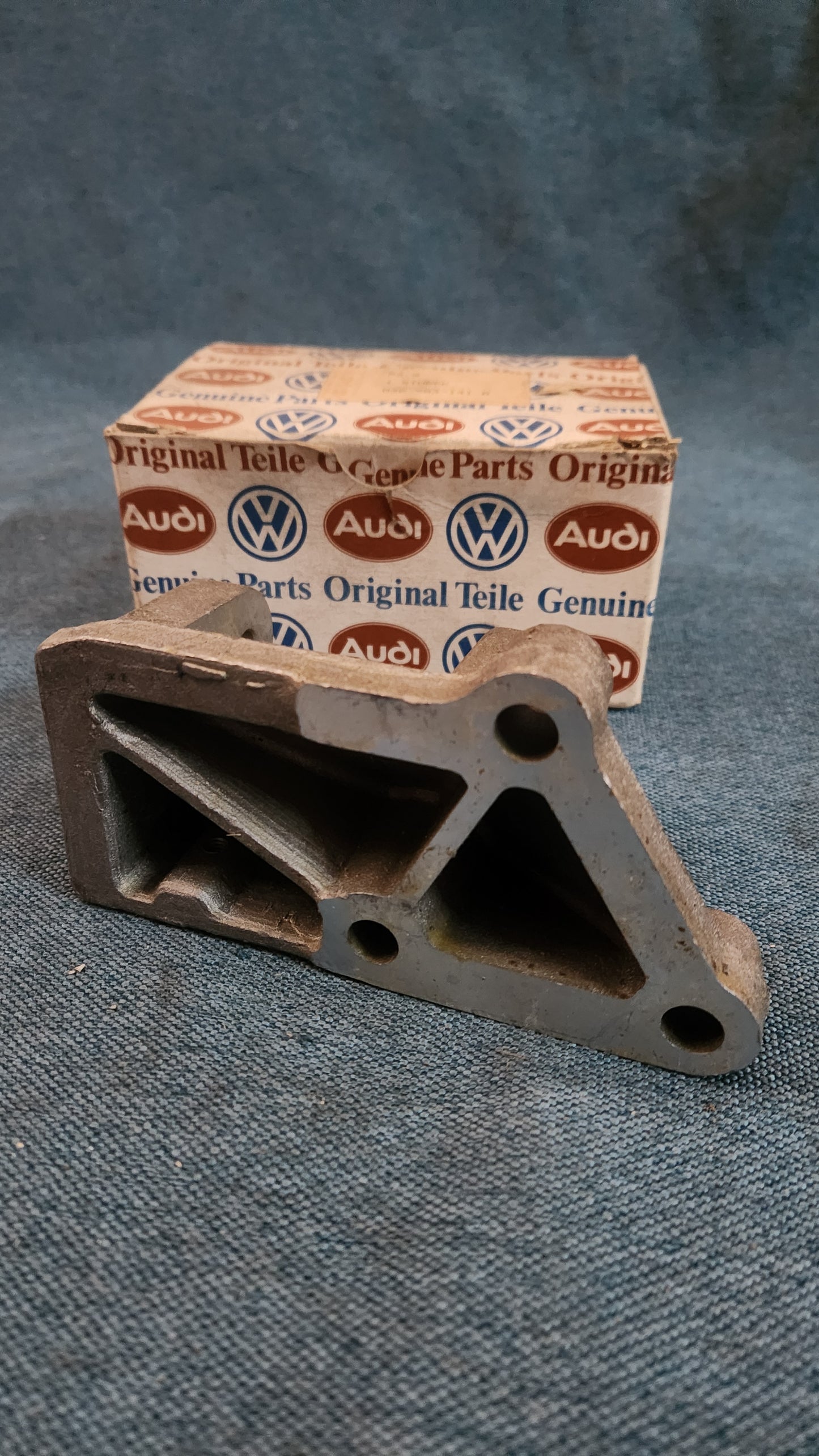Lichtmaschinenhalter Audi 80 B1 036903141B Nos I4
