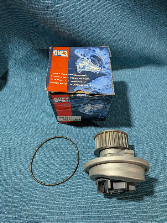Vandpumpe Quinton Hazell Opel/Astra/F/G/H/Calibra A/Frontera/A/B/Kadett E/Omega B/Vectra/A/B/Zafira 1334053 NOS/Ny C9