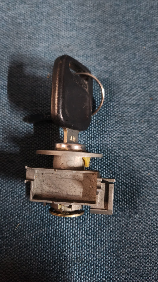 Schließzylinder mit Gehäuse Tür  Audi 80/B3/B4/100/200/C3/C4/V8 893837063 Nos K7