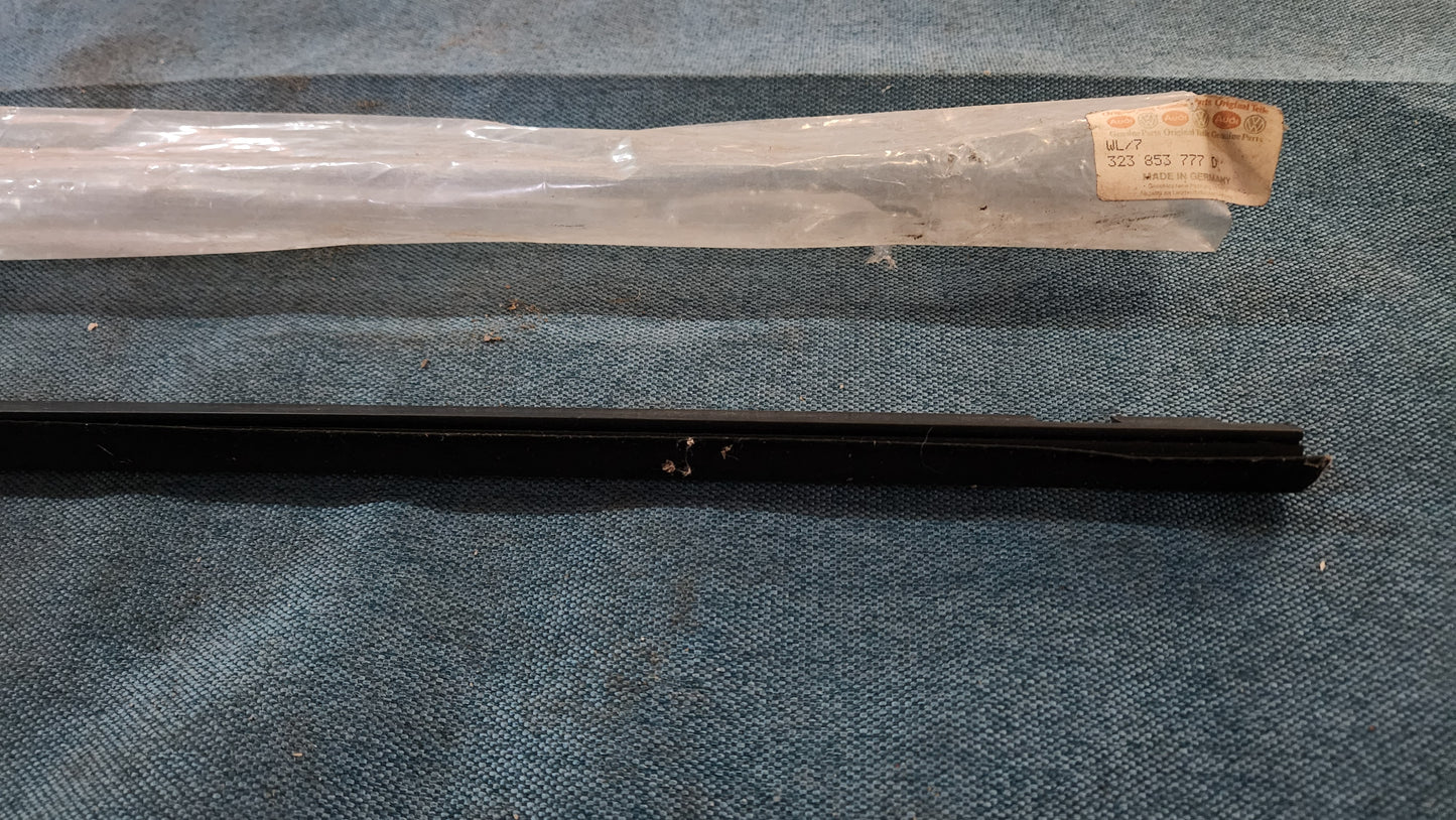 Passat 32B B2 Fensterschachtdichtung Schwarz 323853777 Nos B1/C1