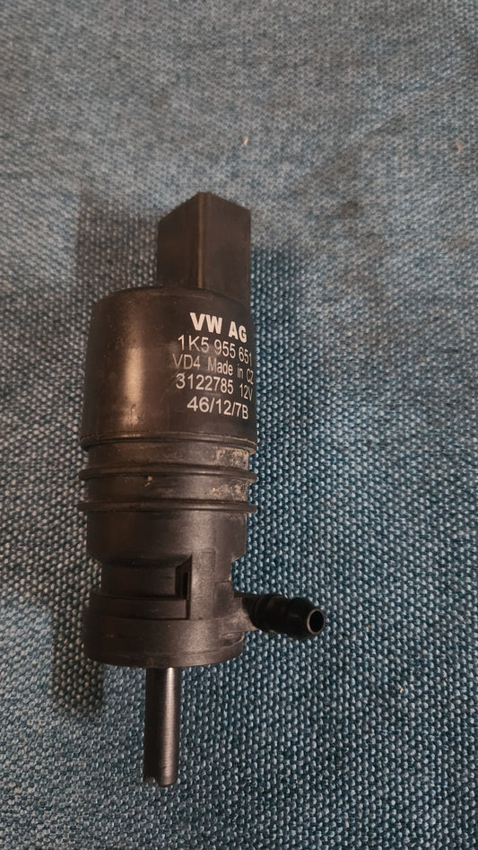 Scheibenwischwaschanlage Pumpe vorne Amarok/Beetle 5C/New Beetle/Caddy/2/3/4/Crafter/Eos/Golf 6/Passat/3B/BG/B6/B7/B8/T4/T5/T6 Bus/Audi A3/8V/8P/A4/B5/B6/B7/A5/B8/B9/A6/C5/C6/C7/C8/A8/D3/D4/TT/Skoda Super B 1K5955651 Gebraucht I6